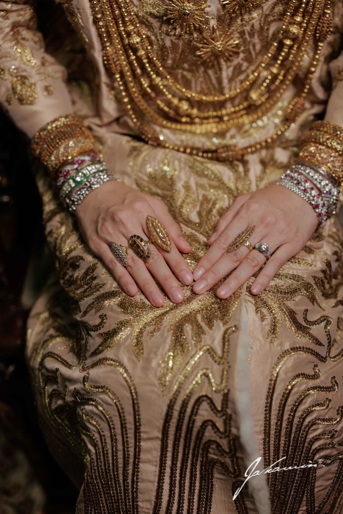 Trang sức ở hai tay, cổ chân người đẹp.