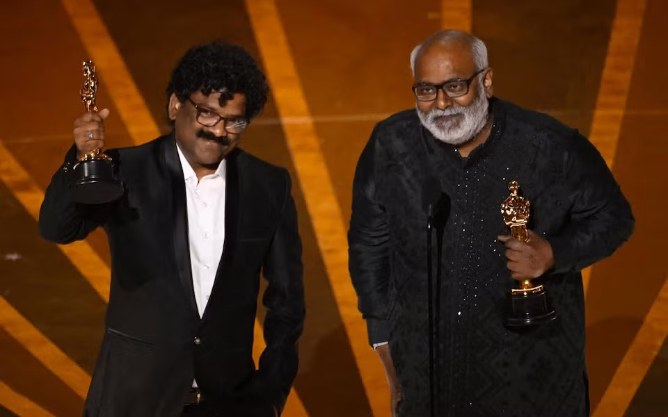 Nhà soạn nhạc Ấn Độ MM Keeravaani và nhạc sĩ Chandrabose nhận giải Oscar cho Bài hát hay nhất. Ảnh: Getty.