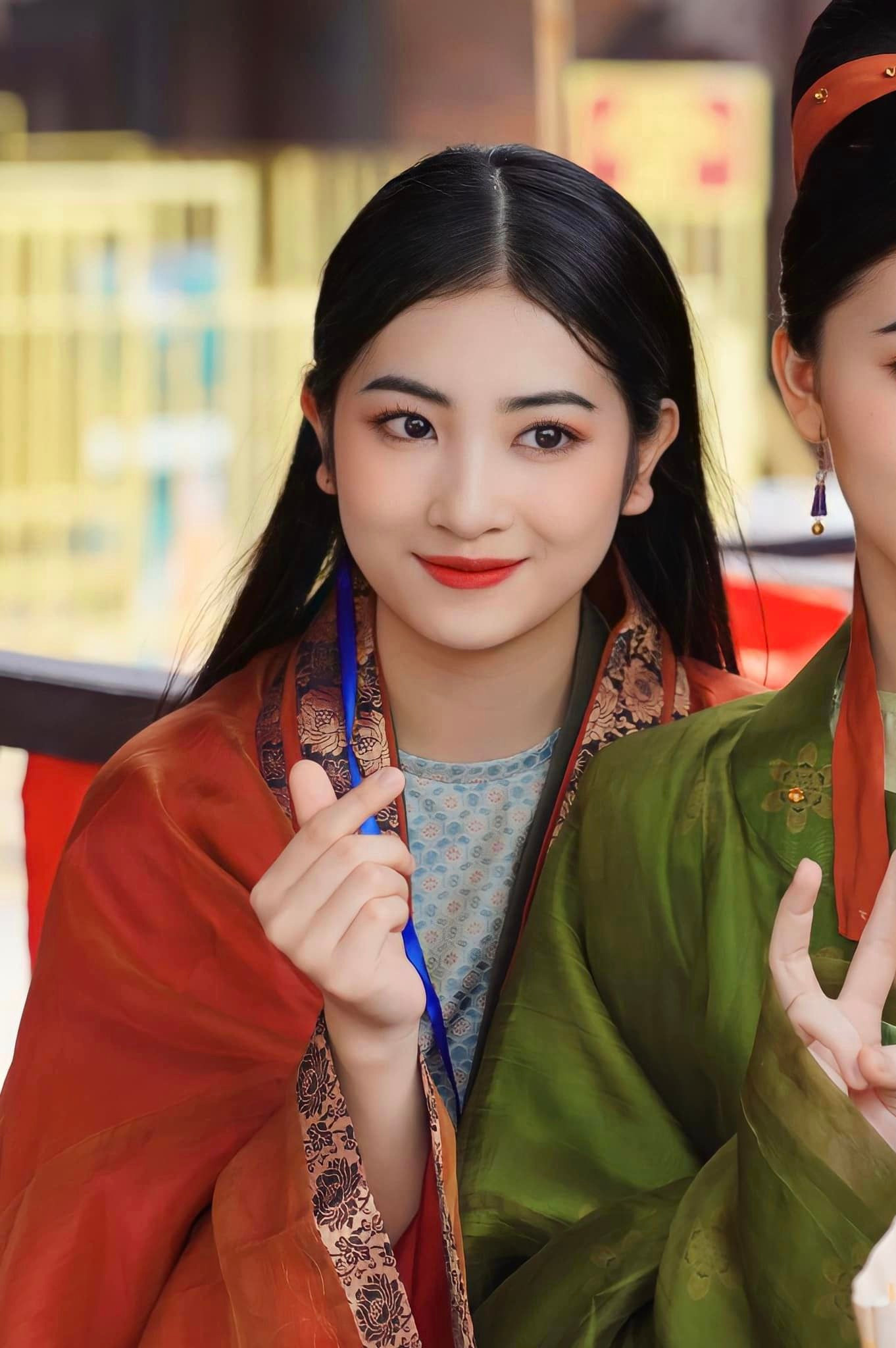 Trước khi xuất hiện trên phim VTV, công việc chính của Linh Chi là quay TVC, chụp hình quảng cáo cho các nhãn hàng, chụp lookbook, thi thoảng tham gia một số dự án phim ngắn, sitcom… Vì vậy cô không bị quá bỡ ngỡ khi đóng phim dù là diễn viên tay ngang.