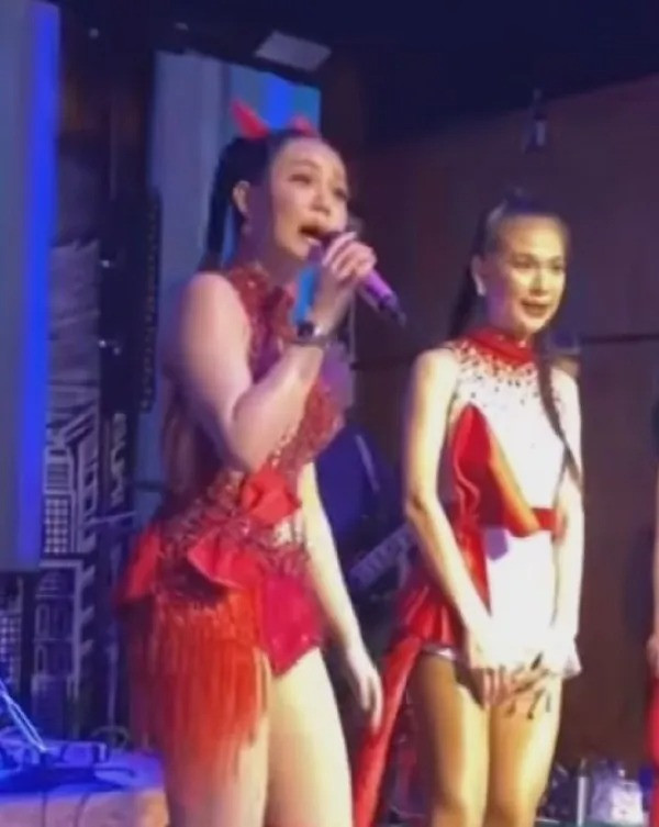 Nữ ca sĩ Lamyai Golden Jar bảo vệ vũ công sau khi chứng kiến sự việc. Ảnh: Thainewsonline.