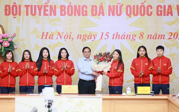 Thủ tướng Phạm Minh Chính tặng hoa cho các cầu thủ Đội tuyển Bóng đá Nữ Quốc gia Việt Nam. (Ảnh: Dương Giang/TTXVN) Thủ tướng Phạm Minh Chính tặng hoa cho các cầu thủ Đội tuyển Bóng đá Nữ Quốc gia Việt Nam. (Ảnh: Dương Giang/TTXVN)