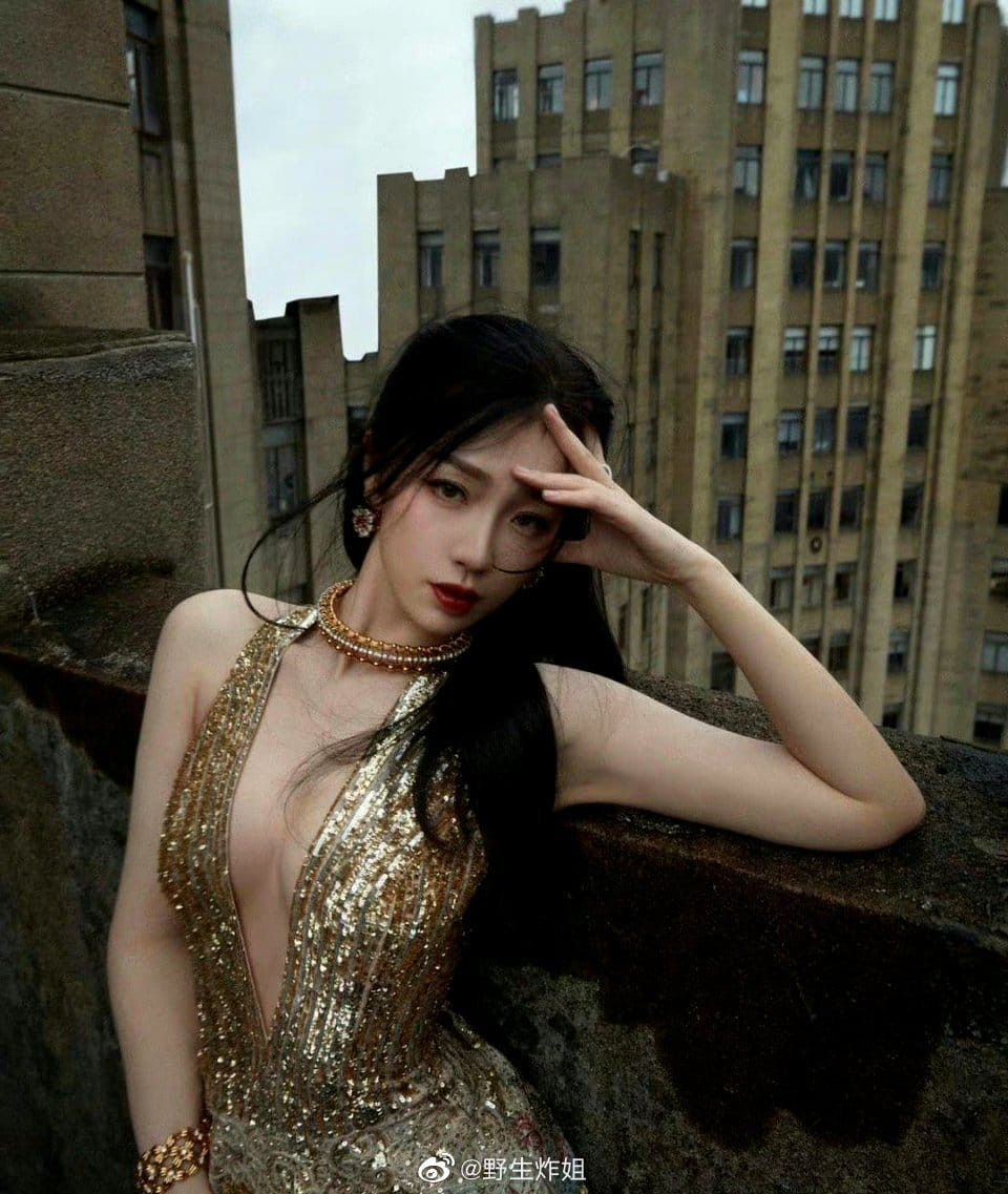 Một thời gian, Ngu Thư Hân phải đối đầu với nỗi ám ảnh “mình hạc xương mai” của cư dân mạng Trung Quốc. Khi đăng tấm hình diện trang phục gợi cảm lên trang cá nhân, cô bị mỉa mai vóc dáng không thon thả như nhiều đồng nghiệp khác. Trước lời lẽ tiêu cực từ khán giả, Ngu Thư Hân lên tiếng xin lỗi và hứa tích cực luyện tập thể thao, giảm trọng lượng cơ thể. Một thời gian, Ngu Thư Hân phải đối đầu với nỗi ám ảnh “mình hạc xương mai” của cư dân mạng Trung Quốc. Khi đăng tấm hình diện trang phục gợi cảm lên trang cá nhân, cô bị mỉa mai vóc dáng không thon thả như nhiều đồng nghiệp khác. Trước lời lẽ tiêu cực từ khán giả, Ngu Thư Hân lên tiếng xin lỗi và hứa tích cực luyện tập thể thao, giảm trọng lượng cơ thể.