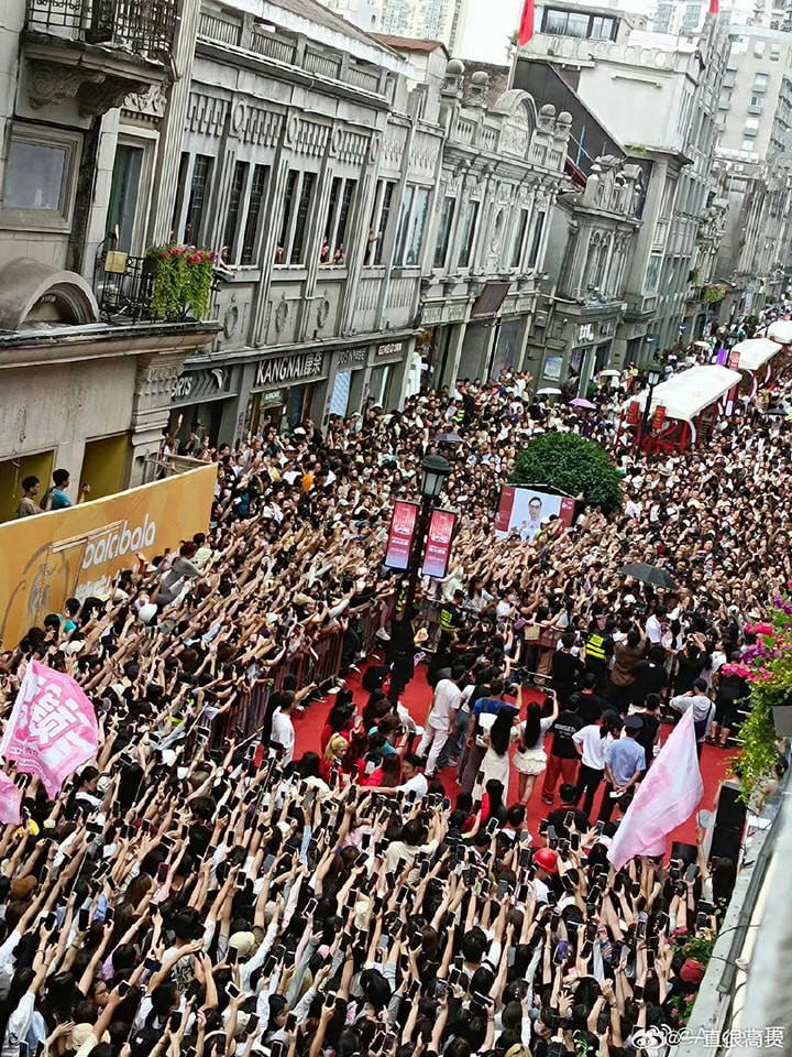 Angelababy là nguyên nhân tạo ra biển người ken đặc tại Ôn Châu, Trung Quốc. Ảnh: Weibo.