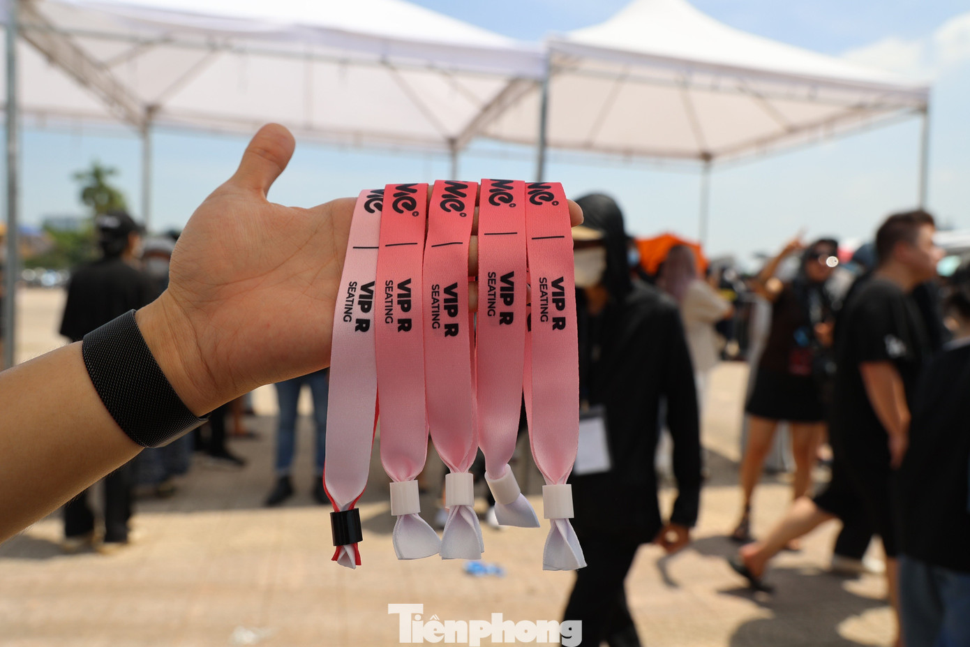 Hạng vé có nhiều người đến xếp hàng trong sáng nay là hạng CAT 4 - 1,8 triệu đồng, hạng CAT 3 giá 3,8 triệu đồng, hạng VIP 9,8 triệu đồng. Hạng Platinum 7,8 triệu đồng thưa thớt người đến. Nhiều người hâm mộ nhanh chóng đổi được vòng khi mua hạng CAT 5 giá 1,2 triệu đồng – đây là hạng vé rẻ nhất concert BlackPink tại Việt Nam. Ảnh: Như Ý.