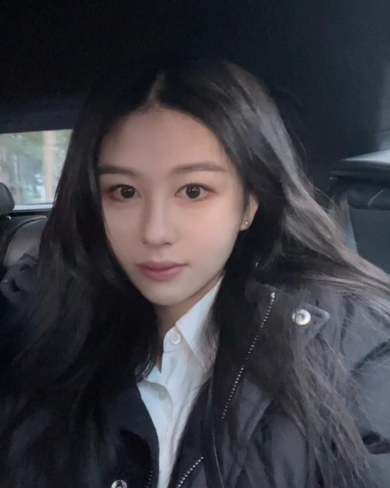 Ngày 19/3, HK01 chia sẻ bức hình mới của Thẩm Nguyệt và gọi cô là “nữ thần thế hệ mới”. Con gái Khâu Thục Trinh mặc tinh tế đến tham dự tiệc gây quỹ và chiếm spotlight. Nhiều khán giả khen cô càng lớn càng trổ nét, đường nét khuôn mặt sắc sảo, thanh tú hơn sau khi giảm cân. Ngày 19/3, HK01 chia sẻ bức hình mới của Thẩm Nguyệt và gọi cô là “nữ thần thế hệ mới”. Con gái Khâu Thục Trinh mặc tinh tế đến tham dự tiệc gây quỹ và chiếm spotlight. Nhiều khán giả khen cô càng lớn càng trổ nét, đường nét khuôn mặt sắc sảo, thanh tú hơn sau khi giảm cân.