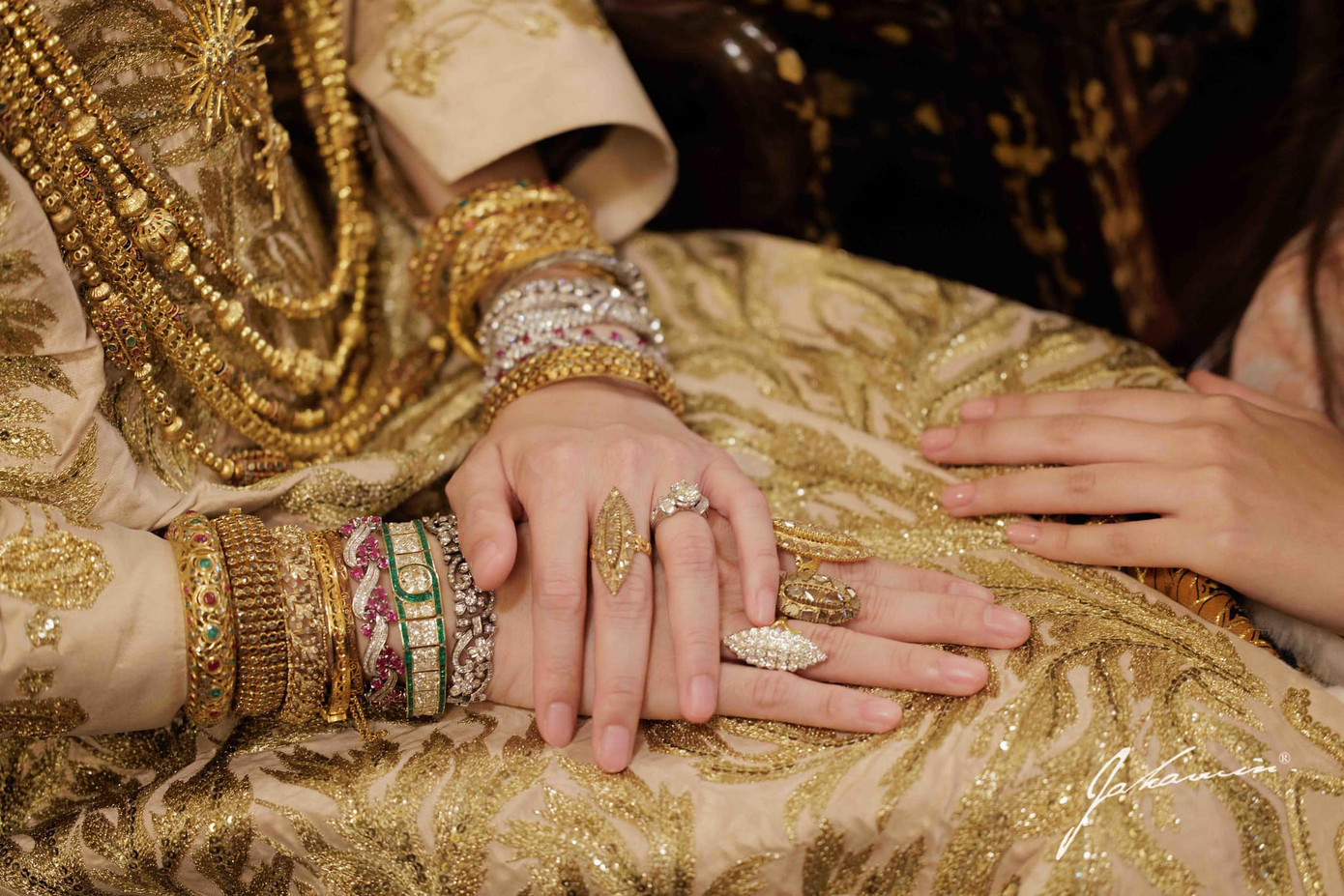 Trên trang cá nhân, mẹ chồng Nong Poy đùa con dâu có sức khỏe vì đeo mấy kg vàng không biết mệt. Nong Poy từng tâm sự cô nhận được sự yêu thương, vun vén từ gia đình chồng. Hai bên gia đình cũng đã biết nhau từ 20 năm trước.