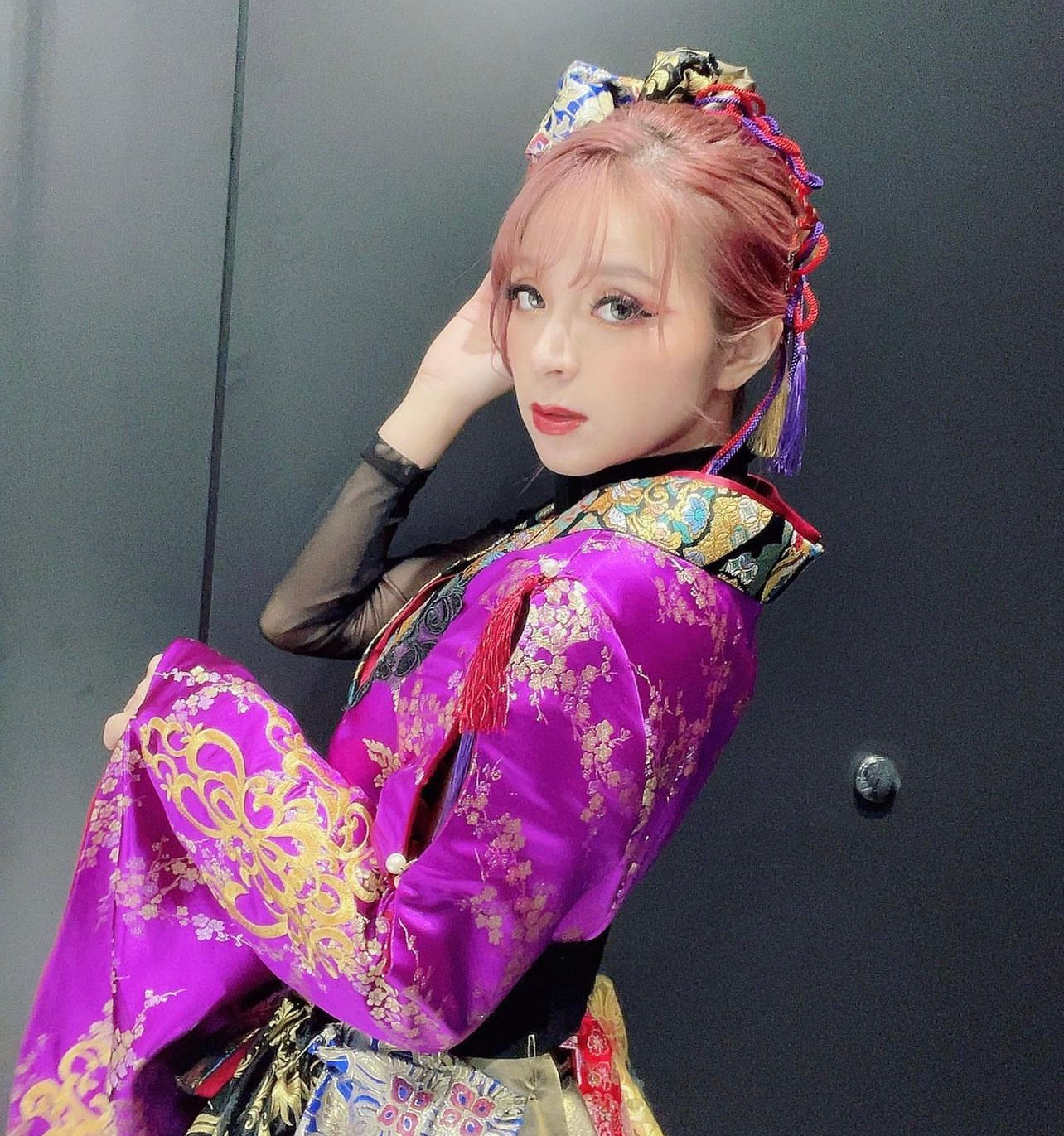 Tập 1 Đạp gió 2023, Maria chào màn bằng ca khúc đưa danh tiếng của cô vụt sáng tại thị trường xứ tỷ dân - Gokuraku Jodo. Trong tiếng Trung, Gokuraku Jodo (Cực Lạc Tịnh Thổ) là bài hát nổi tiếng với giới trẻ đam mê văn hóa Nhật Bản. Với nền nhạc sôi động, vũ điệu bắt mắt kết hợp giữa hiện đại và truyền thống, ca khúc thường được biểu diễn tại lễ hội văn hóa Nhật Bản tại nhiều quốc gia. Bài hát dẫn đầu top 10 ca khúc được nghe nhiều nhất trên QQ âm nhạc sau tập 1.