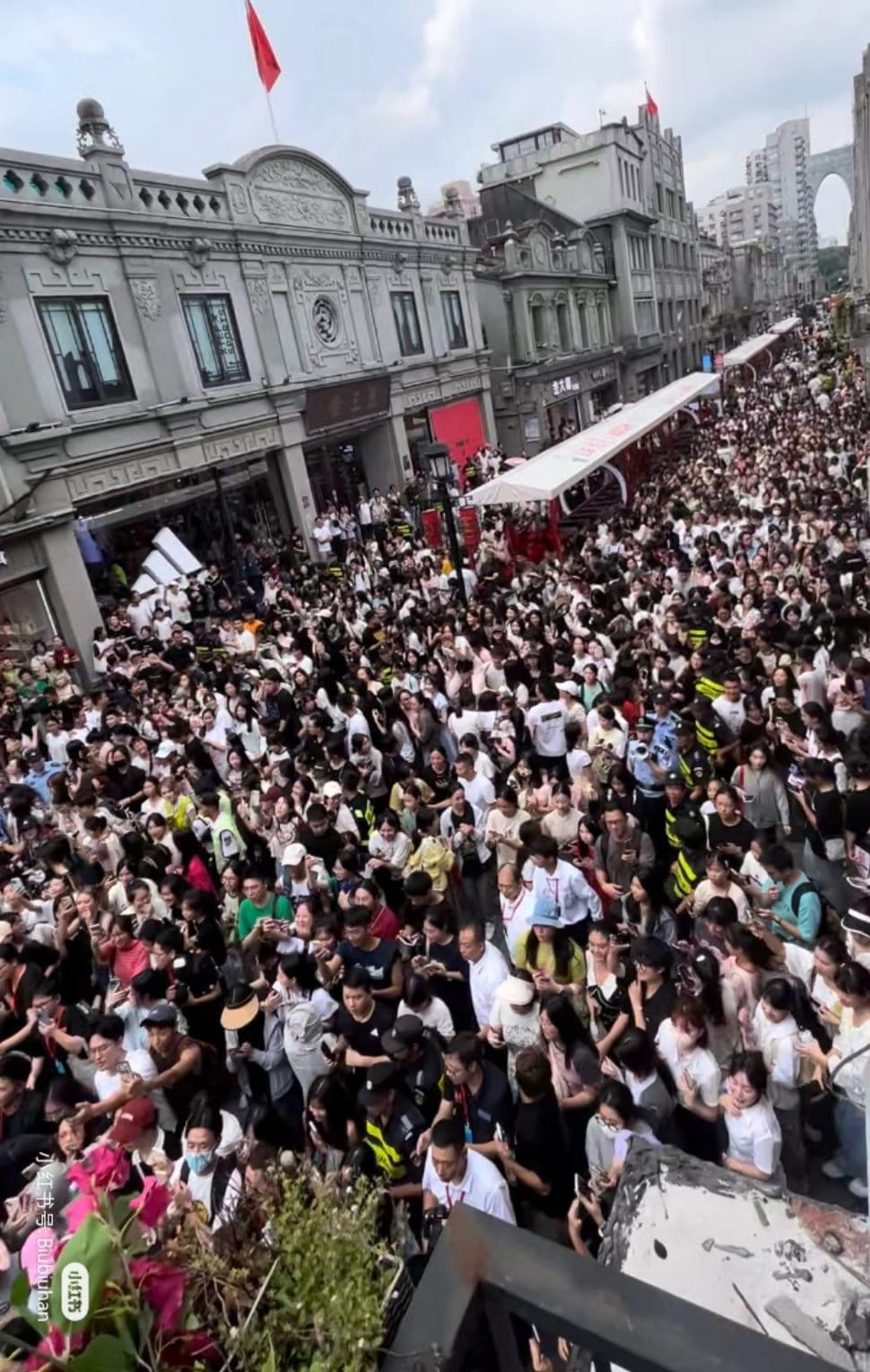 Angelababy là nguyên nhân tạo ra biển người ken đặc tại Ôn Châu, Trung Quốc. Ảnh: Weibo.