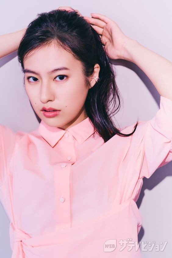 Ngôi sao 24 tuổi chia sẻ: “Diễn xuất bắt nguồn từ chính con người bạn và bạn thực sự cô đơn khi làm công việc này. Mỗi người đều có thể làm những điều ý nghĩa bằng sự hiểu biết và thể hiện những gì mình thích. Tôi không nghĩ ai giống ai, nhất là trong ngành công nghiệp điện ảnh. Bạn không thể trở thành một người khác cho dù bạn có cố gắng đến mức nào. Vì vậy, hãy là chính mình". Ảnh: Modelpress. Ngôi sao 24 tuổi chia sẻ: “Diễn xuất bắt nguồn từ chính con người bạn và bạn thực sự cô đơn khi làm công việc này. Mỗi người đều có thể làm những điều ý nghĩa bằng sự hiểu biết và thể hiện những gì mình thích. Tôi không nghĩ ai giống ai, nhất là trong ngành công nghiệp điện ảnh. Bạn không thể trở thành một người khác cho dù bạn có cố gắng đến mức nào. Vì vậy, hãy là chính mình". Ảnh: Modelpress.