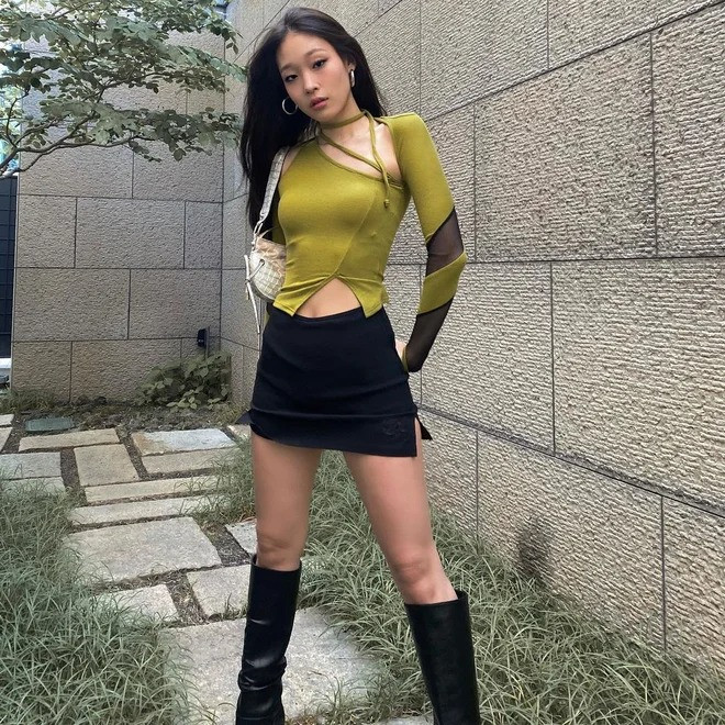 Khoác lên mình phong cách cá tính, gợi cảm, tiểu thư sinh năm 2002 thường chọn những bộ cánh tôn thân hình mảnh mai, khoe đường cong cơ thể. Cô biết cách biến tấu làm mới bản thân và không bỏ qua những xu hướng thời trang thịnh hành của giới trẻ như Y2K.