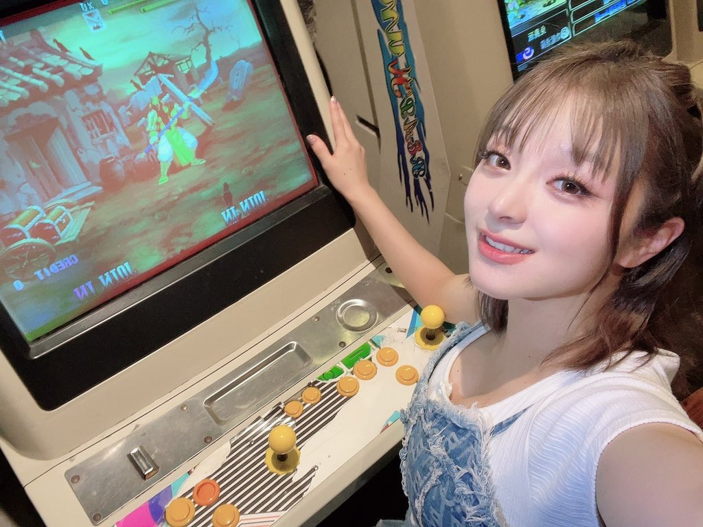 Với chiều cao khiêm tốn 1,52 m, Maria thường diện trang phục nhiều tầng, lớp khi diễn. Cô được nhận xét sở hữu giọng ca nội lực, sân khấu live chinh phục khán giả.