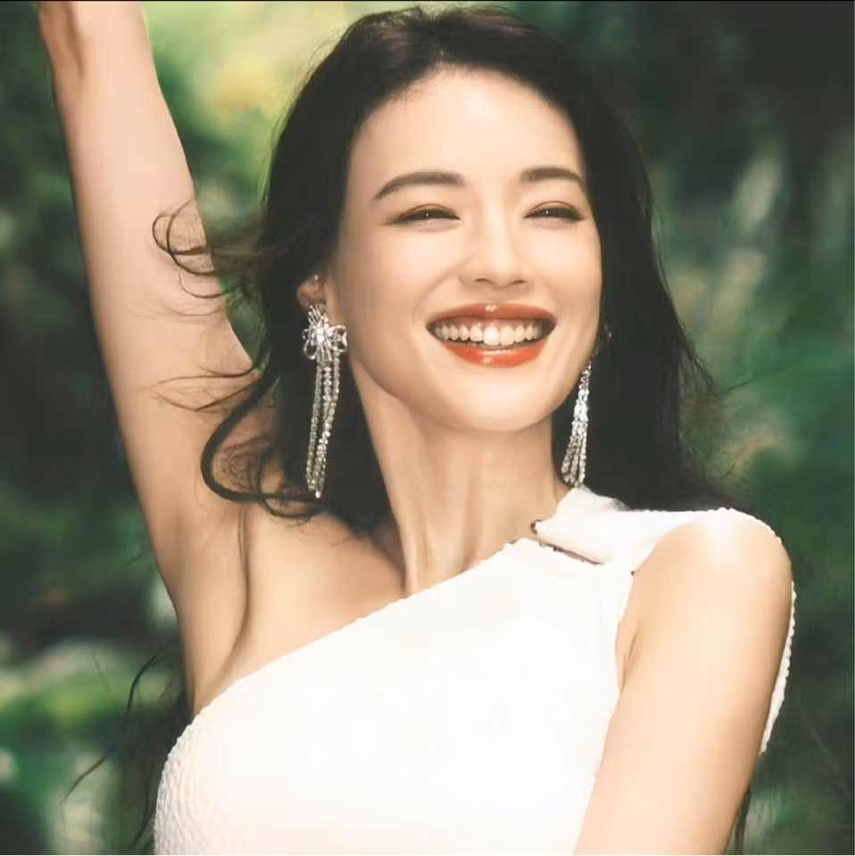 Chia sẻ trên Elle, nữ diễn viên nói cô thực hiện chế độ ăn kiêng phù hợp, không ăn kể từ 18h, thực phẩm chủ yếu là đồ thanh đạm tránh tăng cân. Hàng ngày, cô đắp mặt nạ dưỡng da giữ gìn nhan sắc.