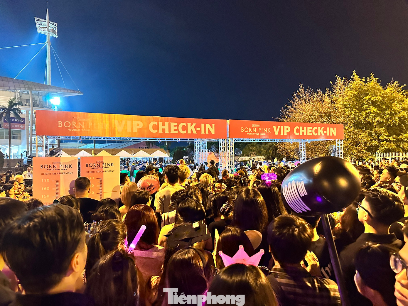 Đông đảo người hâm mộ tập trung tại sân vận động Mỹ Đình ngày 30/7. Buổi concert tại sân Mỹ Đình hôm này là lời chào kết tour Born Pink châu Á của 4 cô gái. Khu vực VIP bị lỗi hệ thống nên khán giả mất khá nhiều thời gian mới có thể check-in vào sân. Đông đảo người hâm mộ tập trung tại sân vận động Mỹ Đình ngày 30/7. Buổi concert tại sân Mỹ Đình hôm này là lời chào kết tour Born Pink châu Á của 4 cô gái. Khu vực VIP bị lỗi hệ thống nên khán giả mất khá nhiều thời gian mới có thể check-in vào sân.