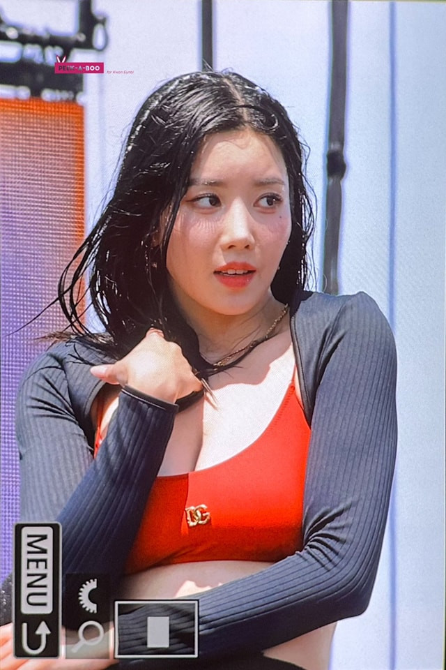 Với lợi thế hình thể đầy đặn, nở nang, Kwon Eun Bi thường chọn những trang phục diễn ngắn, khoe đường cong cơ thể trong các sân khấu tại lễ hội. Quy định khán giả tham dự đều trên 18 tuổi nên nữ ca sĩ càng được đón nhận nhiệt tình hơn.