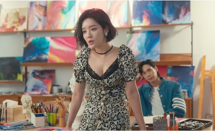 Vì luôn ám ảnh việc bị nhóm bạn khinh thường, coi là tay sai, Choi Hye Jung cố khoác lên mình những món đồ đắt tiền để bước chân vào giới thượng lưu, tìm người đàn ông giàu có giúp cô đổi đời. Do tạo hình và tính cách nhân vật, nữ diễn viên có nhiều phân cảnh gợi cảm, táo bạo nhất phim. Ảnh: NSX. Vì luôn ám ảnh việc bị nhóm bạn khinh thường, coi là tay sai, Choi Hye Jung cố khoác lên mình những món đồ đắt tiền để bước chân vào giới thượng lưu, tìm người đàn ông giàu có giúp cô đổi đời. Do tạo hình và tính cách nhân vật, nữ diễn viên có nhiều phân cảnh gợi cảm, táo bạo nhất phim. Ảnh: NSX.