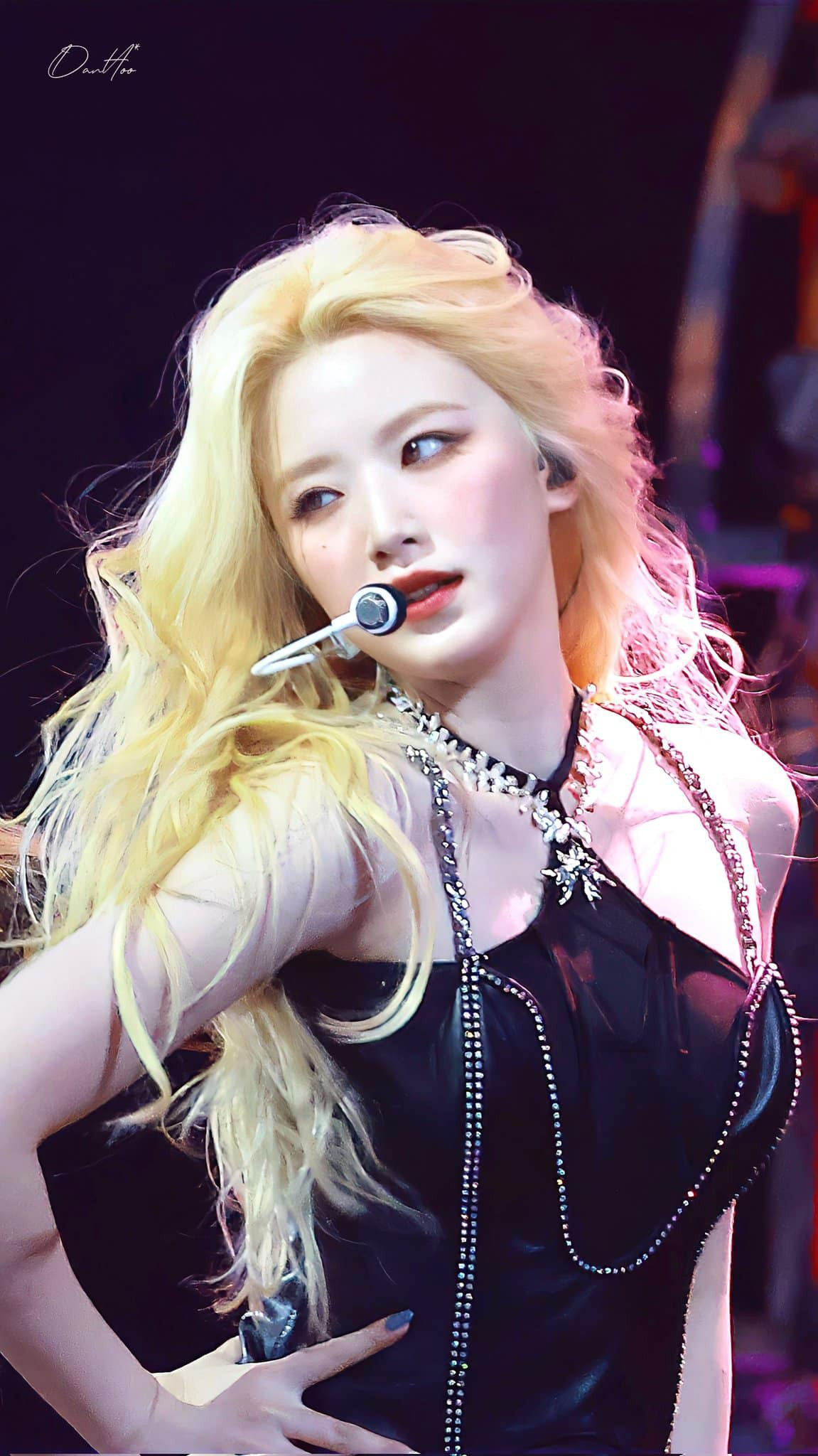 Nữ thần tượng nổi tiếng vì có nhan sắc và làn da trắng sáng. Nữ thần tượng nổi tiếng vì có nhan sắc và làn da trắng sáng.