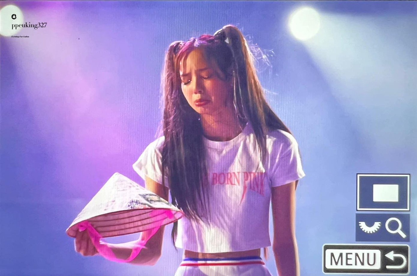 BlackPink khéo léo lấy lòng khán giả Việt Nam bằng lời cảm ơn nhiều lần trong show diễn, hỏi “các bạn có một buổi tối vui chứ?”. Các cô gái cho biết đây là lần đầu đến Hà Nội và sẽ là lần nhớ mãi. Nhóm ấn tượng với ẩm thực Việt, đặc biệt là phở, bánh mì... BlackPink khéo léo lấy lòng khán giả Việt Nam bằng lời cảm ơn nhiều lần trong show diễn, hỏi “các bạn có một buổi tối vui chứ?”. Các cô gái cho biết đây là lần đầu đến Hà Nội và sẽ là lần nhớ mãi. Nhóm ấn tượng với ẩm thực Việt, đặc biệt là phở, bánh mì...