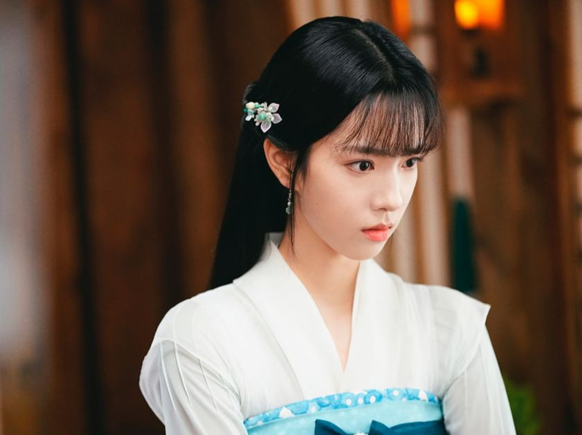 Trang Đạt Phi từng tham gia nhiều tác phẩm cổ trang, tiêu biểu có Tam sinh tam thế chẩm thượng thư, Tiểu thư xuân gia là tụng sư, Kịch bản tình yêu… Một bộ phận khán giả không bằng lòng khi nữ diễn viên trẻ tuổi có được vai Hoàng Dung, cho rằng cô không có vai diễn nổi bật, diễn xuất khá non tay, ngoại hình cũng không có gì vượt trội để đặt cạnh nhiều phiên bản kinh điển của Chu Ân, Châu Tấn, Lâm Y Thần… Trang Đạt Phi từng tham gia nhiều tác phẩm cổ trang, tiêu biểu có Tam sinh tam thế chẩm thượng thư, Tiểu thư xuân gia là tụng sư, Kịch bản tình yêu… Một bộ phận khán giả không bằng lòng khi nữ diễn viên trẻ tuổi có được vai Hoàng Dung, cho rằng cô không có vai diễn nổi bật, diễn xuất khá non tay, ngoại hình cũng không có gì vượt trội để đặt cạnh nhiều phiên bản kinh điển của Chu Ân, Châu Tấn, Lâm Y Thần…