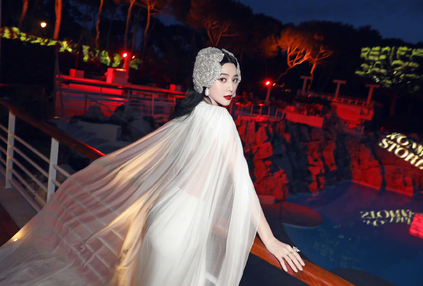 Ngôi sao Trung Quốc được khen đẹp thoát tục, gợi cảm dù đã bước sang độ tuổi 40. Theo Sina, bộ đầm đến từ hãng thiết kế Hàn Quốc.