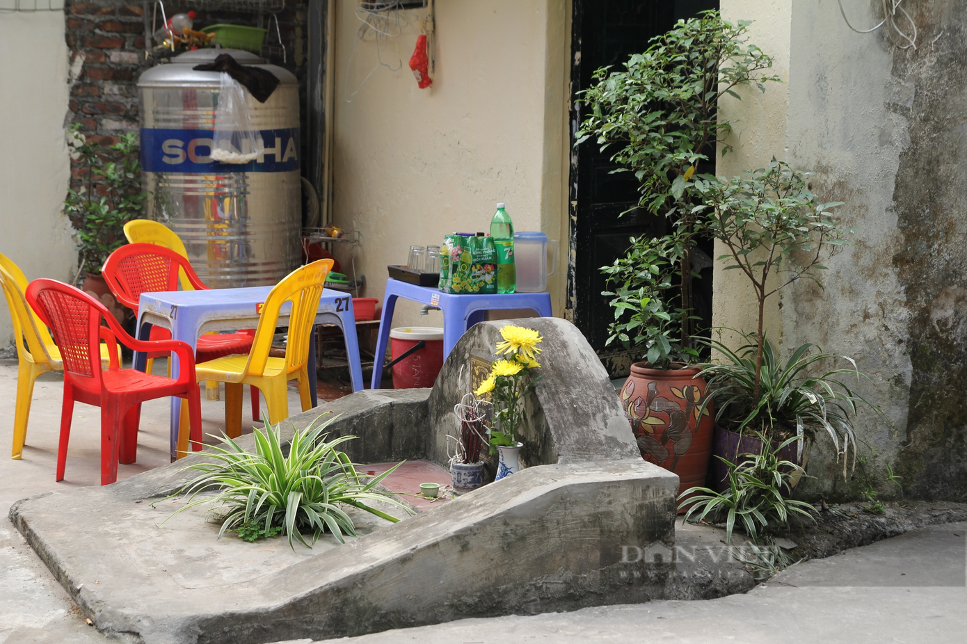 Không phải trong khuôn viên nghĩa trang, những ngôi mộ nằm rải rác trong nhiều ngõ ngách, và ở những vị trí rất... lạ ở phố Giáp Nhị.