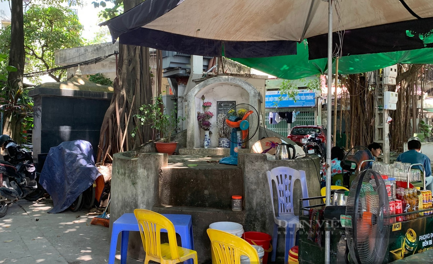 Quán nước, quán ăn với những chiếc bàn được kê ngay cạnh mộ cổ.