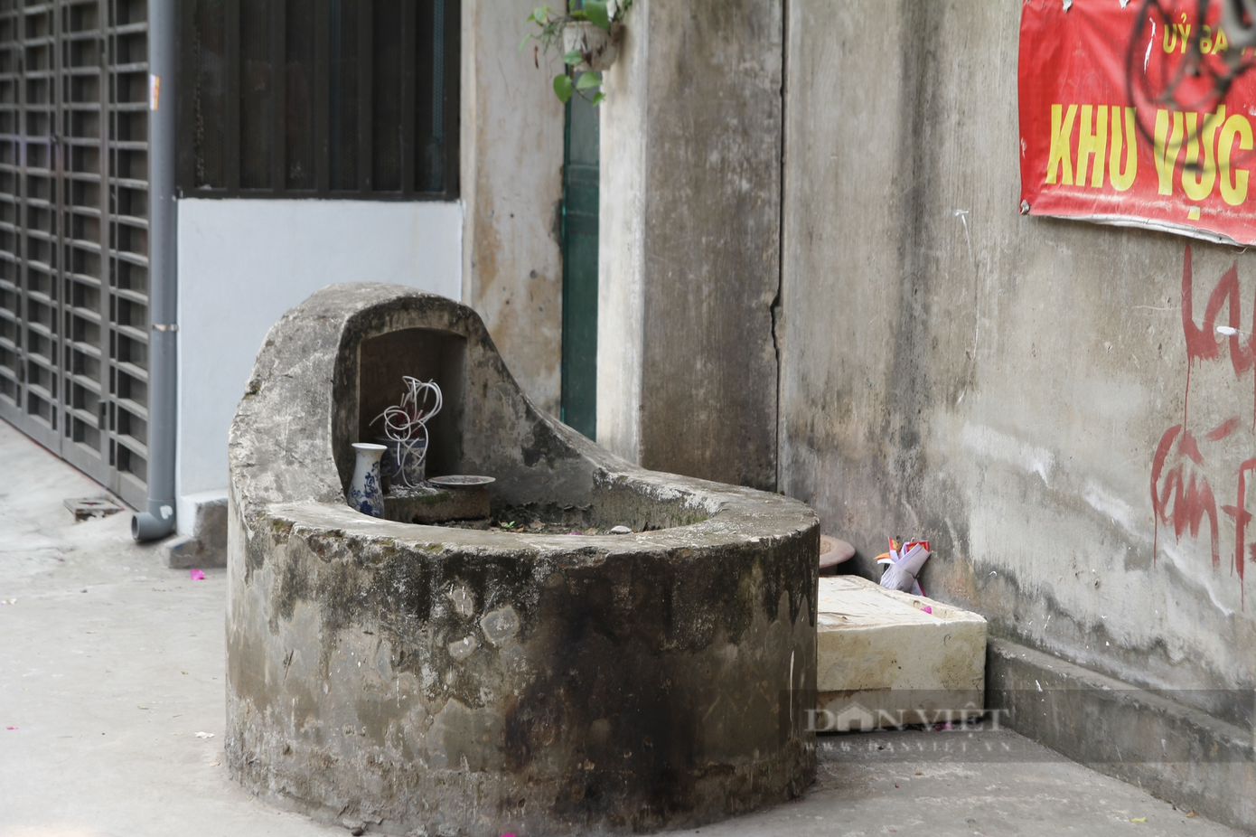 Nhiều ngôi mộ nằm ngay sát nhà dân sinh sống.