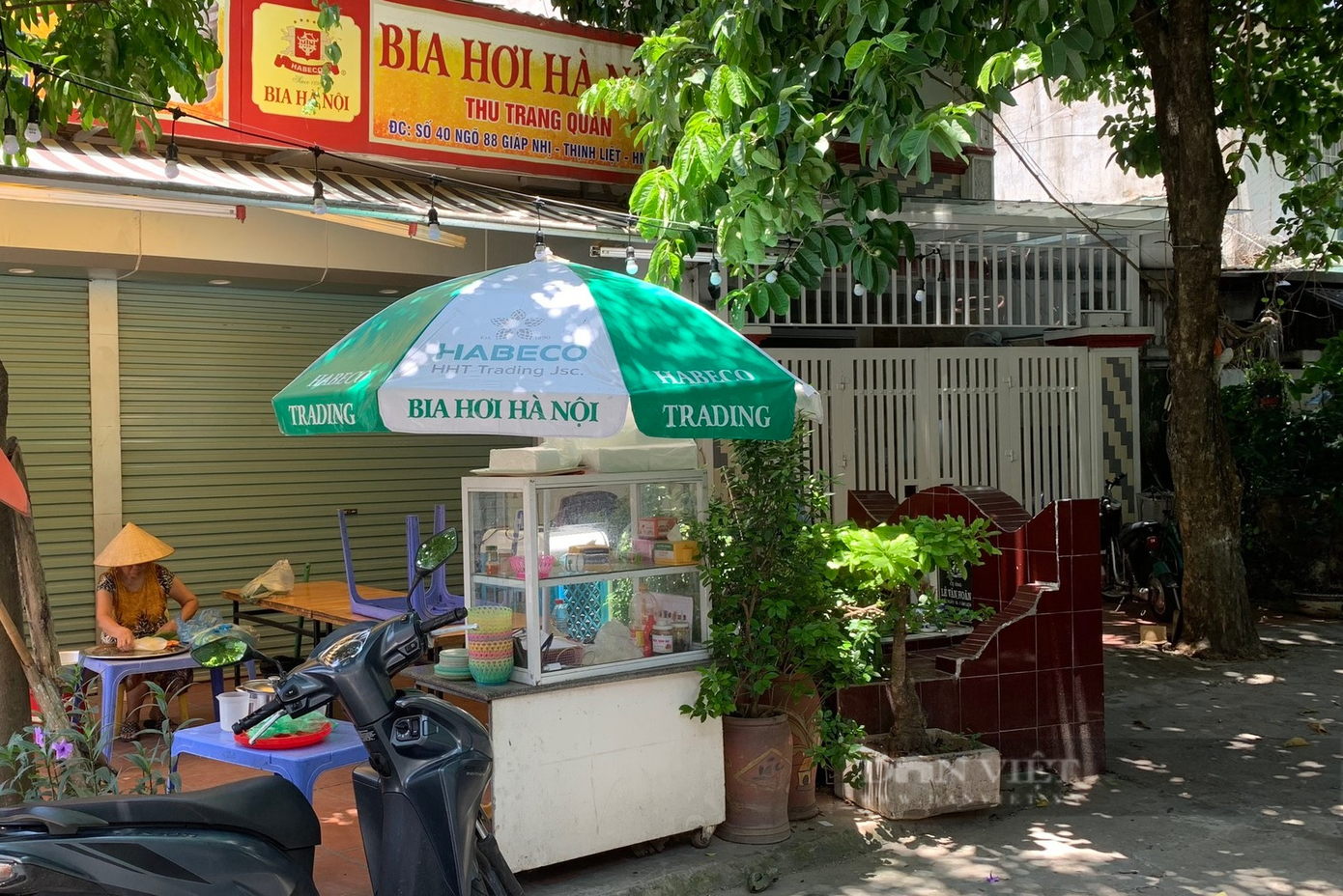 Dù mộ nằm phía trước mặt tiền các ngôi nhà song mọi sinh hoạt của người dân đều diễn ra bình thường, ngay bên cạnh ngôi mộ.