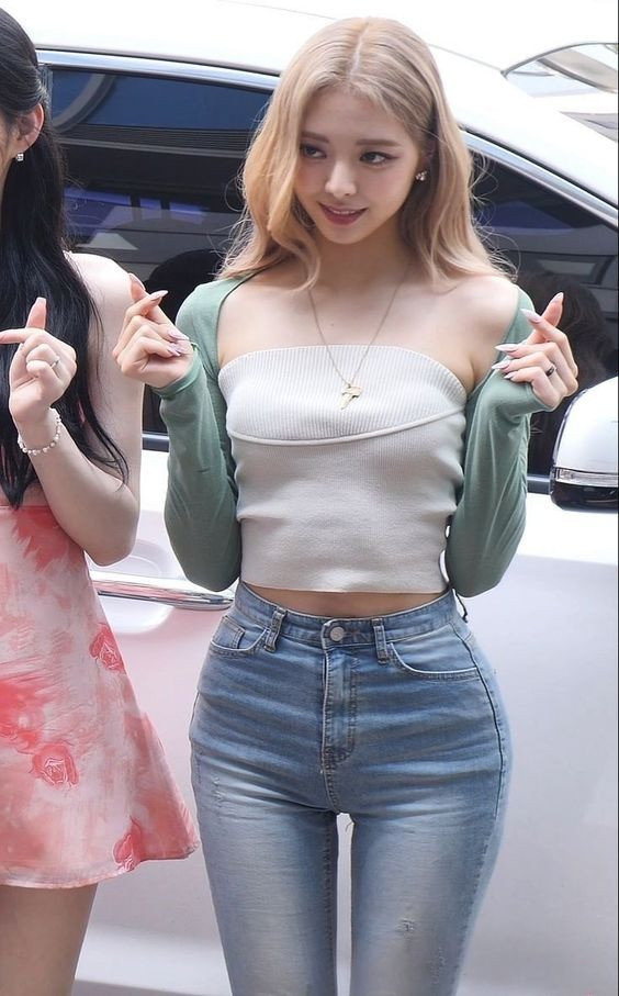 Để có vóc dáng như hiện tại, Yuna không quá khắt khe trong chuyện ăn uống, cô vẫn ăn đồ ăn vặt như bạn bè đồng trang lứa nhưng áp dụng nhịn ăn gián đoạn để cơ thể có đủ thời gian tiêu hóa. Thực đơn của ca sĩ đưa ra như sau: buổi sáng – không ăn gì, buổi trưa: thịt bò, mỳ Ý, hamburger hoặc pizza, bữa phụ - khoai tây chiên, bữa tối: Salad rau xanh và ức gà (ăn trước 8h tối). Thời gian sau đó cô luyện tập vũ đạo nên cơ thể được vận động, hạn chế tích tụ mỡ thừa vùng bụng dưới.