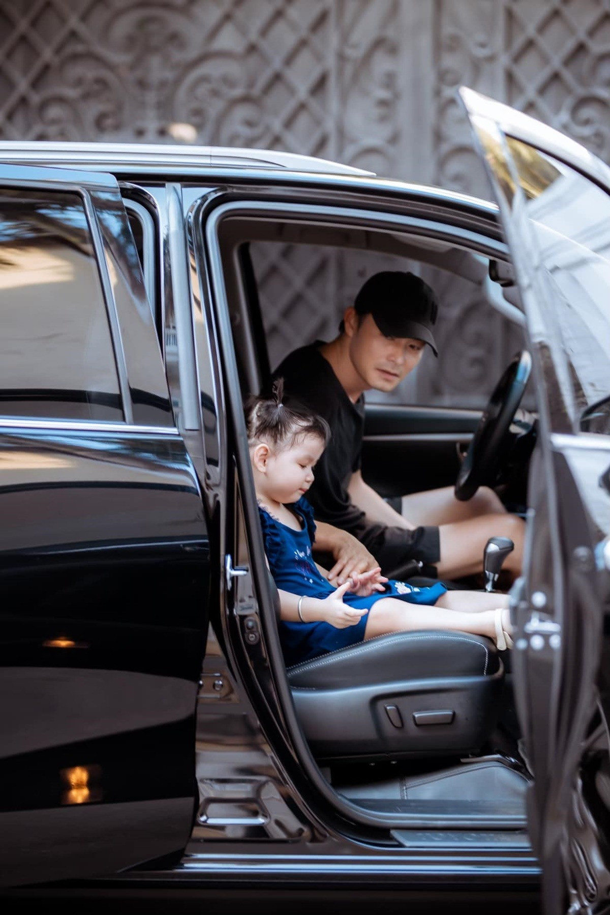 Bạn gái cũ Quách Ngọc Ngoan tiết lộ nam ca sĩ phải gồng tiền vì kinh doanh không thành công. Bạn gái cũ Quách Ngọc Ngoan tiết lộ nam ca sĩ phải gồng tiền vì kinh doanh không thành công.