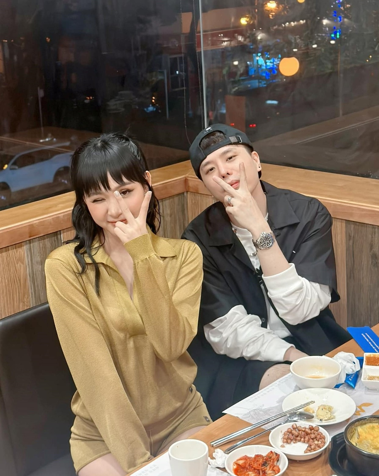 Trịnh Thăng Bình mất 3.000 người theo dõi vì chụp ảnh cùng Hiền Hồ. Trịnh Thăng Bình mất 3.000 người theo dõi vì chụp ảnh cùng Hiền Hồ.