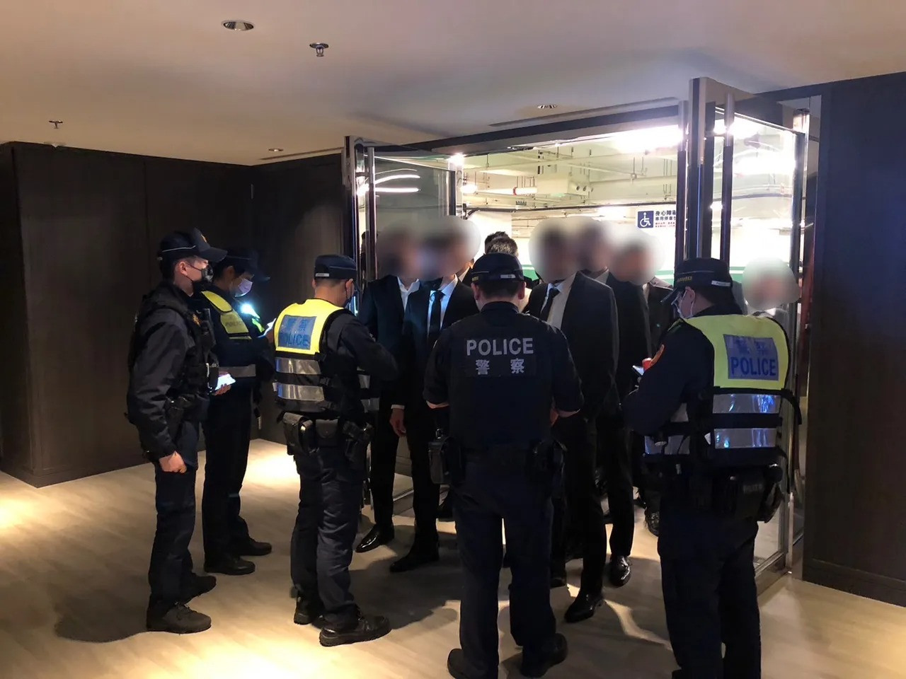 900 người bị thẩm vấn vụ tiệc rượu của Trúc Liên bang Minh Nhân hội. Ảnh: Next Apple. 900 người bị thẩm vấn vụ tiệc rượu của Trúc Liên bang Minh Nhân hội. Ảnh: Next Apple.