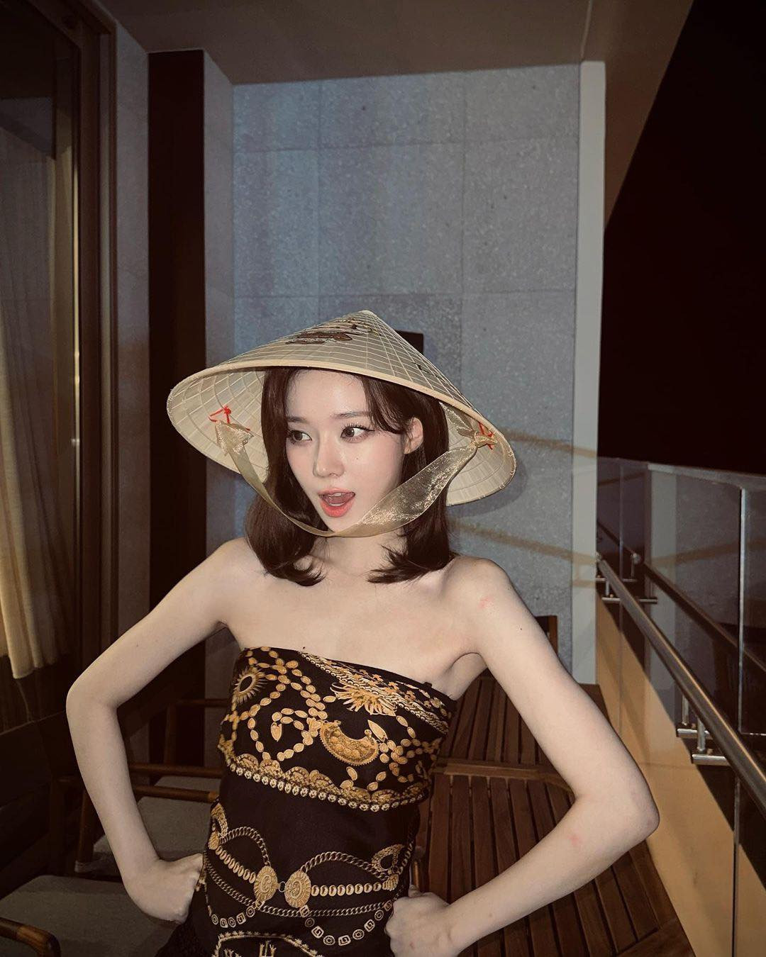 Cuối tuần qua, sao Hàn “đổ bộ” đến Việt Nam biểu diễn và ghi hình game show. Thành viên Winter (nhóm aespa) check-in cùng nón lá do fan Việt tặng. Các thành viên aespa cùng ê-kíp ở Việt Nam 3 ngày để tham gia biểu diễn trong lễ hội âm nhạc SEEN Festival diễn ra tại Hội An và trở về Hàn Quốc vào chiều 19/6.