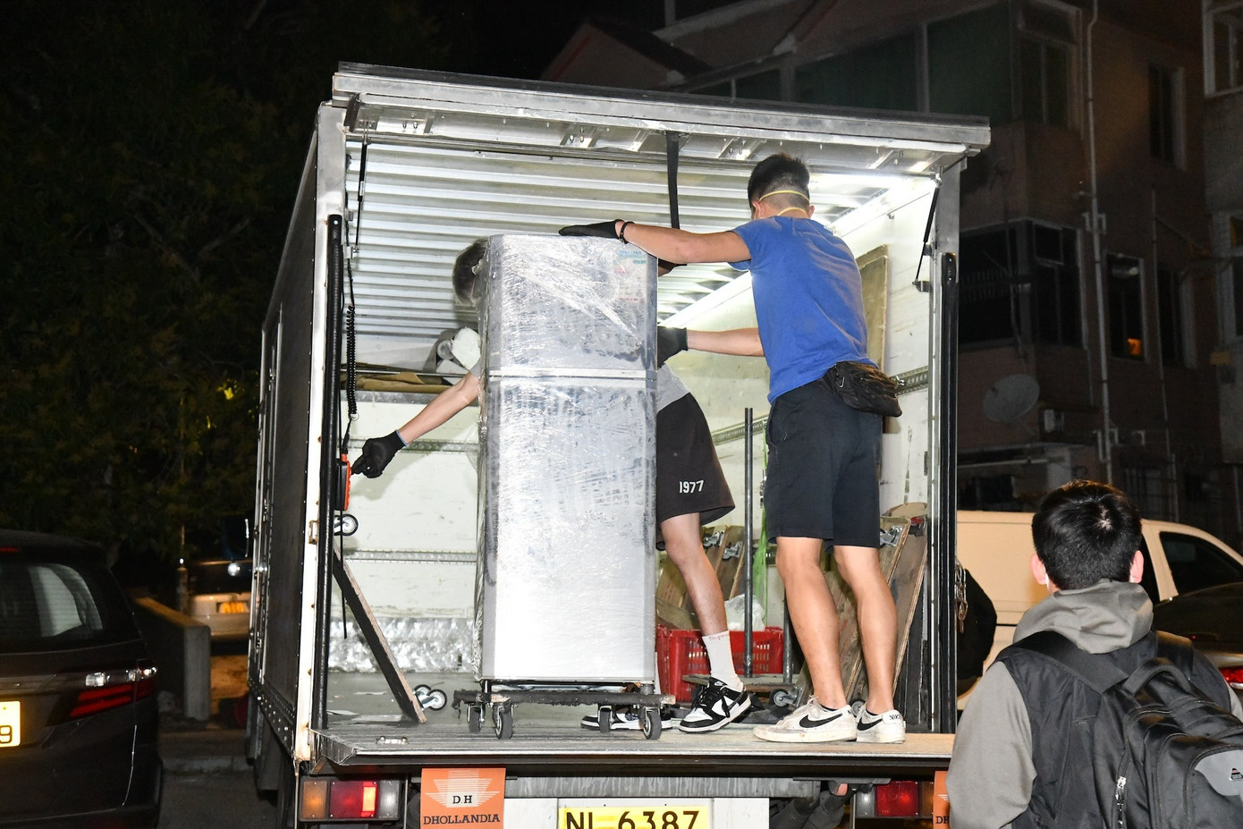 Cảnh sát thu thập bằng chứng. Vụ giết người chặt xác này là một trong những vụ gây rúng động nhất ở Hong Kong, Trung Quốc trong nhiều năm. Ảnh: HK01.