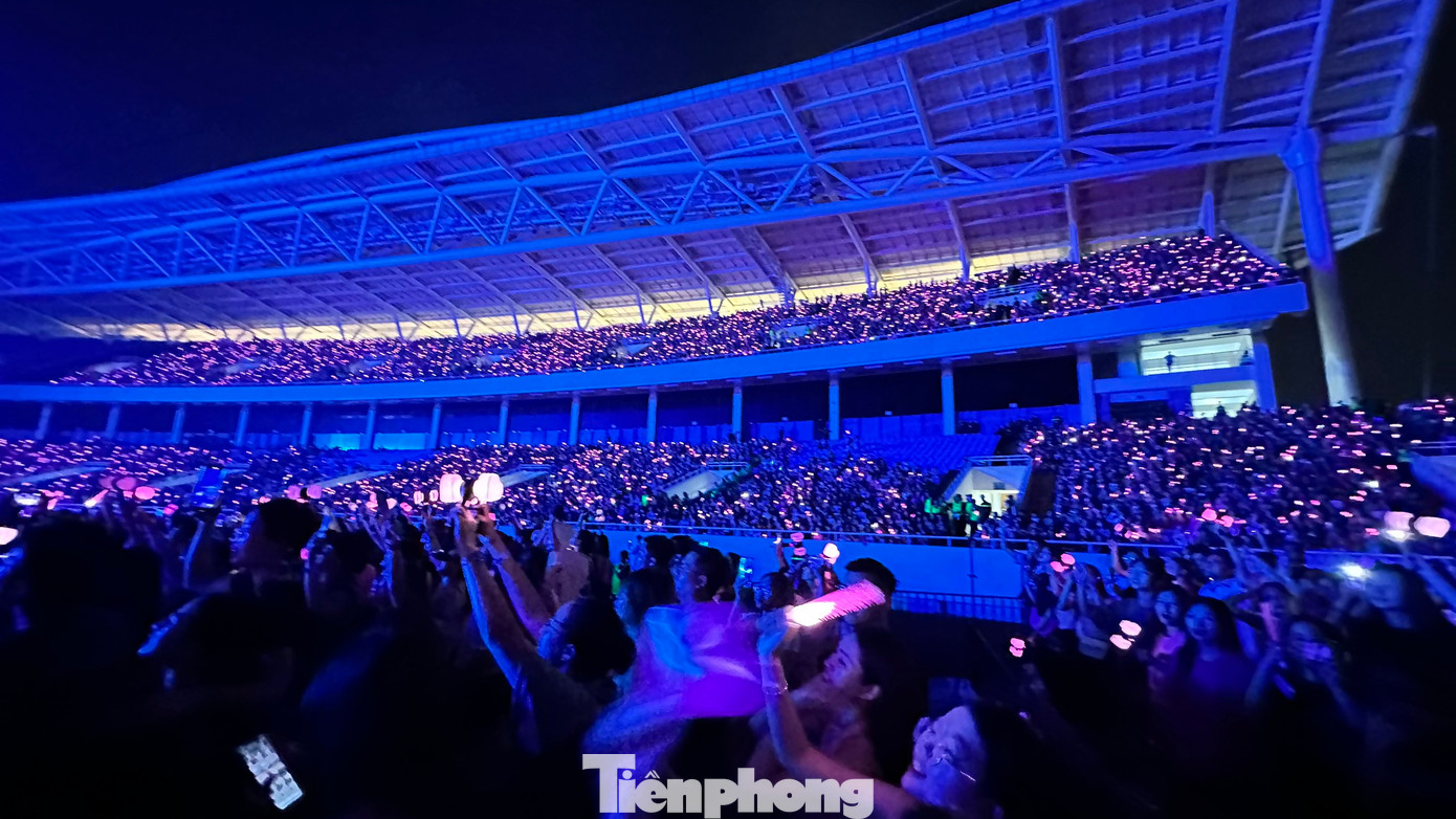 Khán giả sân Mỹ Đình vỡ òa khi BlackPink xuất hiện. Ảnh: Như Ý, Trọng Tài. Khán giả sân Mỹ Đình vỡ òa khi BlackPink xuất hiện. Ảnh: Như Ý, Trọng Tài.