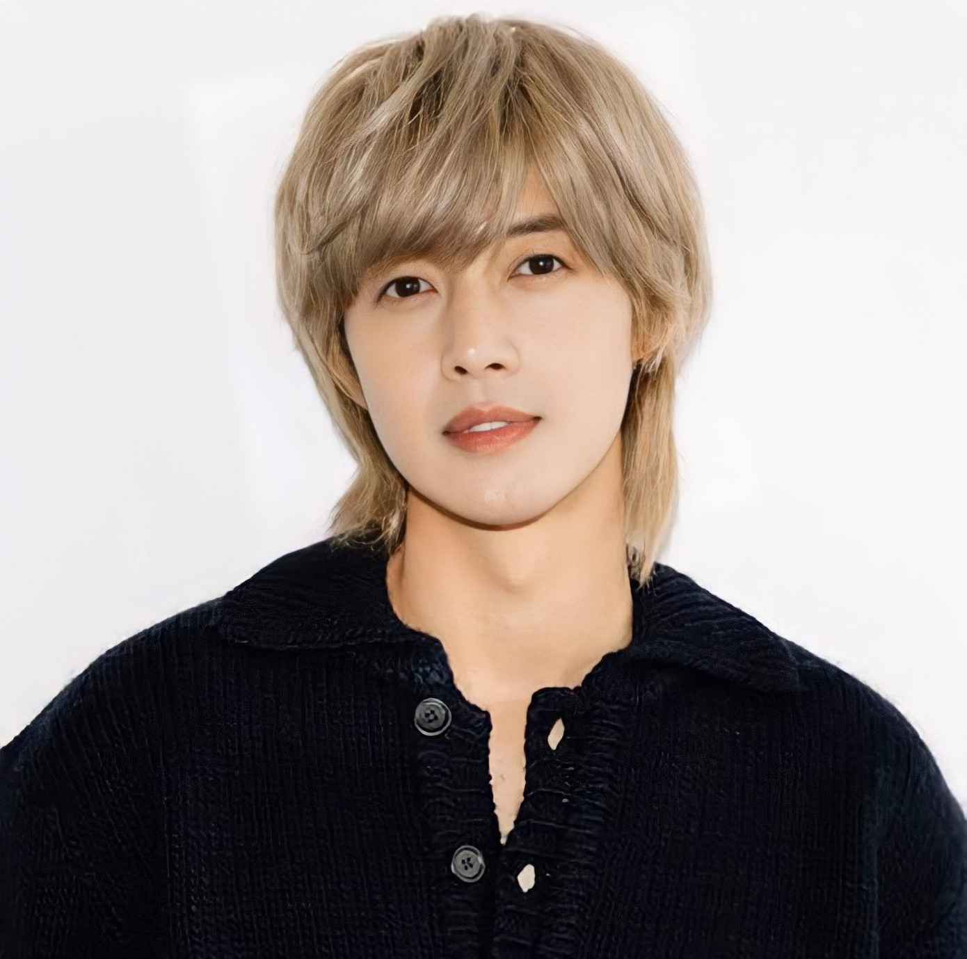 Khi sự nghiệp đang phát triển, diễn viên sinh năm 1986 dính ồn ào dùng bạo lực với bạn gái cũ khi cô này đang mang bầu. Bê bối khiến hình ảnh và sự nghiệp của Kim Hyun Joong tụt dốc không phanh. Anh ở ẩn một thời gian trước khi chính thức quay trở lại năm 2018. Sau nhiều năm đấu tố qua lại, bạn gái cũ phải bồi thường cho anh số tiền 100 triệu won (77.900 USD) vì hành vi phỉ báng, bôi nhọ nam ca sĩ.