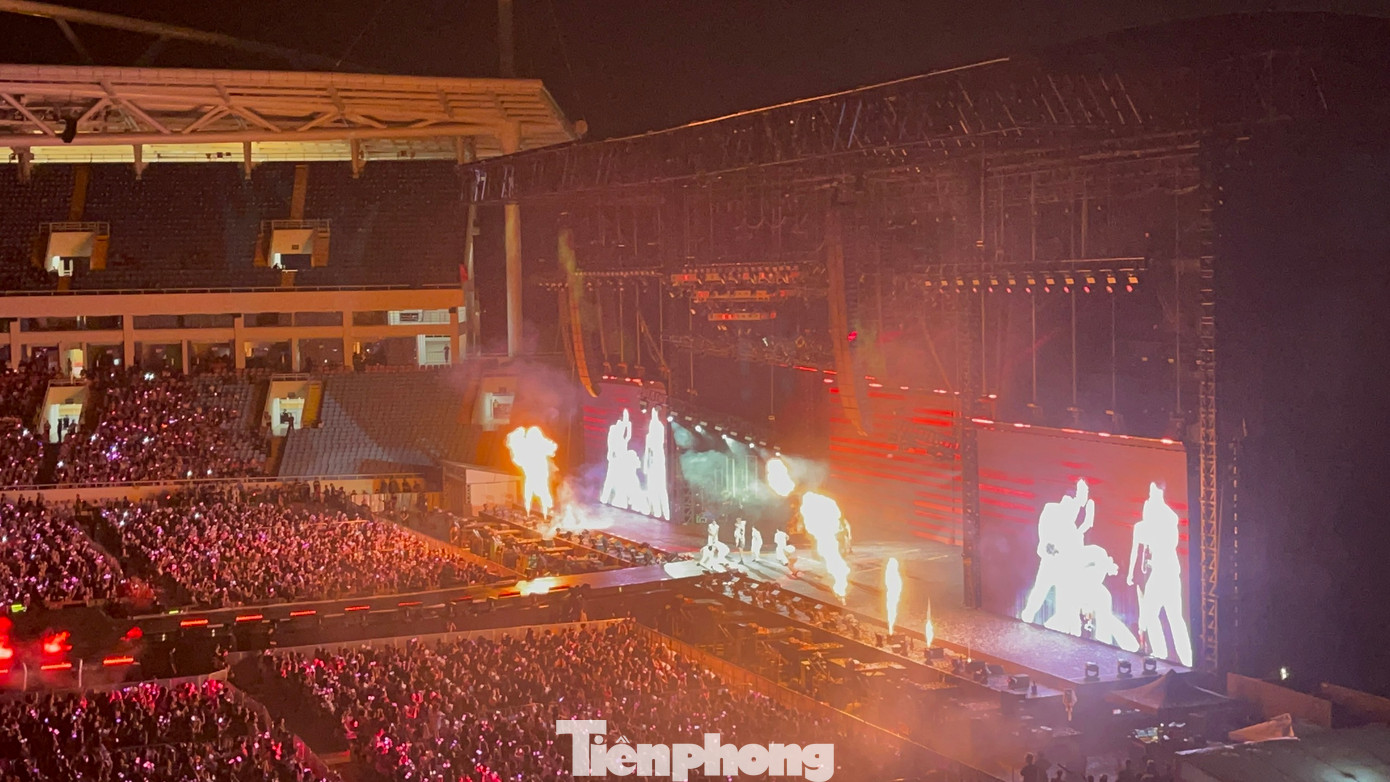 Kết thúc đêm diễn sau khi Jennie nhảy "See tình". Lisa hô lớn "I love Hà Nội" (Tôi yêu Hà Nội) khiến các fan phấn khích. Kết thúc đêm diễn sau khi Jennie nhảy "See tình". Lisa hô lớn "I love Hà Nội" (Tôi yêu Hà Nội) khiến các fan phấn khích.