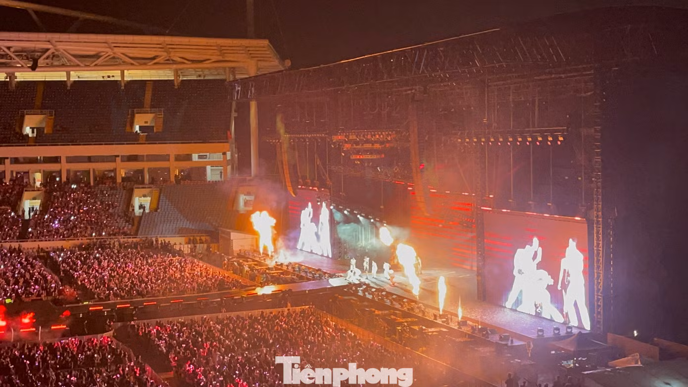 Kết thúc đêm diễn sau khi Jennie nhảy "See tình". Lisa hô lớn "I love Hà Nội" (Tôi yêu Hà Nội) khiến các fan phấn khích. Kết thúc đêm diễn sau khi Jennie nhảy "See tình". Lisa hô lớn "I love Hà Nội" (Tôi yêu Hà Nội) khiến các fan phấn khích.