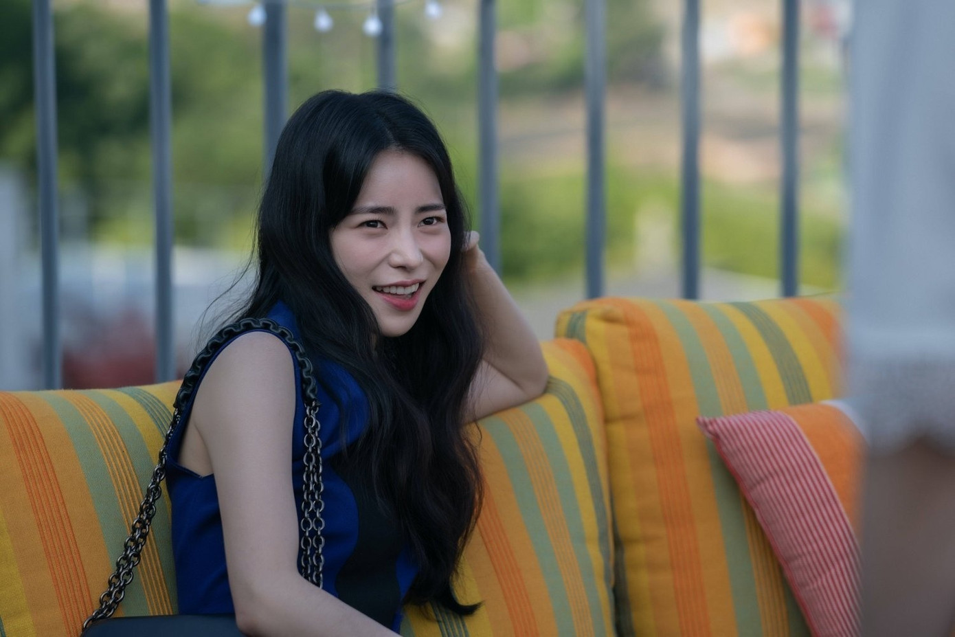 Nhân vật của Lim Ji Yeon là Park Yeon Jin, có cuộc sống giàu có, sung túc. Ấy vậy, Park Yeon Jin chính là kẻ cầm đầu nhóm bạn bạo lực khiến cuộc sống thời trung học của Moon Dong Eun (Song Hye Kyo) không khác gì địa ngục. Đến khi trưởng thành, hai người tiếp tục có cuộc đối đầu “nảy lửa”. Ảnh: NSX. Nhân vật của Lim Ji Yeon là Park Yeon Jin, có cuộc sống giàu có, sung túc. Ấy vậy, Park Yeon Jin chính là kẻ cầm đầu nhóm bạn bạo lực khiến cuộc sống thời trung học của Moon Dong Eun (Song Hye Kyo) không khác gì địa ngục. Đến khi trưởng thành, hai người tiếp tục có cuộc đối đầu “nảy lửa”. Ảnh: NSX.