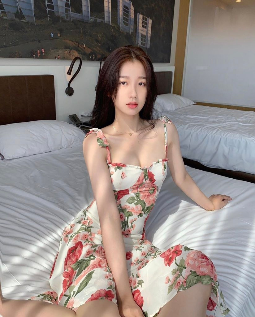 Nổi tiếng từ cuộc thi Thanh xuân có bạn 2 và ra mắt trong nhóm nhạc The Nine, Ngu Thư Hân ngày một gây dựng tiếng vang, hút lượng người hâm mộ đông đảo. Từ hình ảnh tiểu thư gia thế giàu có, nhí nhảnh, Ngu Thư Hân có bước chuyển mình trong phong cách. Cô hướng đến những bộ đầm gợi cảm, táo bạo, vóc dáng cũng ngày một trở nên thon gọn, khác hẳn hình ảnh ngày đầu ra mắt. Nổi tiếng từ cuộc thi Thanh xuân có bạn 2 và ra mắt trong nhóm nhạc The Nine, Ngu Thư Hân ngày một gây dựng tiếng vang, hút lượng người hâm mộ đông đảo. Từ hình ảnh tiểu thư gia thế giàu có, nhí nhảnh, Ngu Thư Hân có bước chuyển mình trong phong cách. Cô hướng đến những bộ đầm gợi cảm, táo bạo, vóc dáng cũng ngày một trở nên thon gọn, khác hẳn hình ảnh ngày đầu ra mắt.