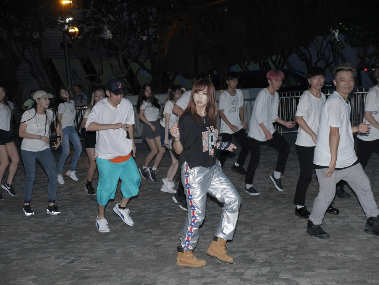 Minzy (giữa) của 2NE1 xuất hiện trong điệu nhảy flash mob với giám đốc FJDC Kenny Ng Ka-wai (ngoài cùng bên phải). Ảnh: HK01. Minzy (giữa) của 2NE1 xuất hiện trong điệu nhảy flash mob với giám đốc FJDC Kenny Ng Ka-wai (ngoài cùng bên phải). Ảnh: HK01.