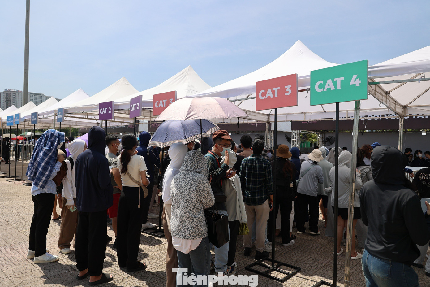 Sáng 26/7, nhiều khán giả đội nắng đến sân vận động Quốc gia Mỹ Đình, Hà Nội đổi vé điện tử thành vòng tay. Đây là yêu cầu mới được ban tổ chức concert BlackPink tại Việt Nam thông báo. Ảnh: Như Ý.