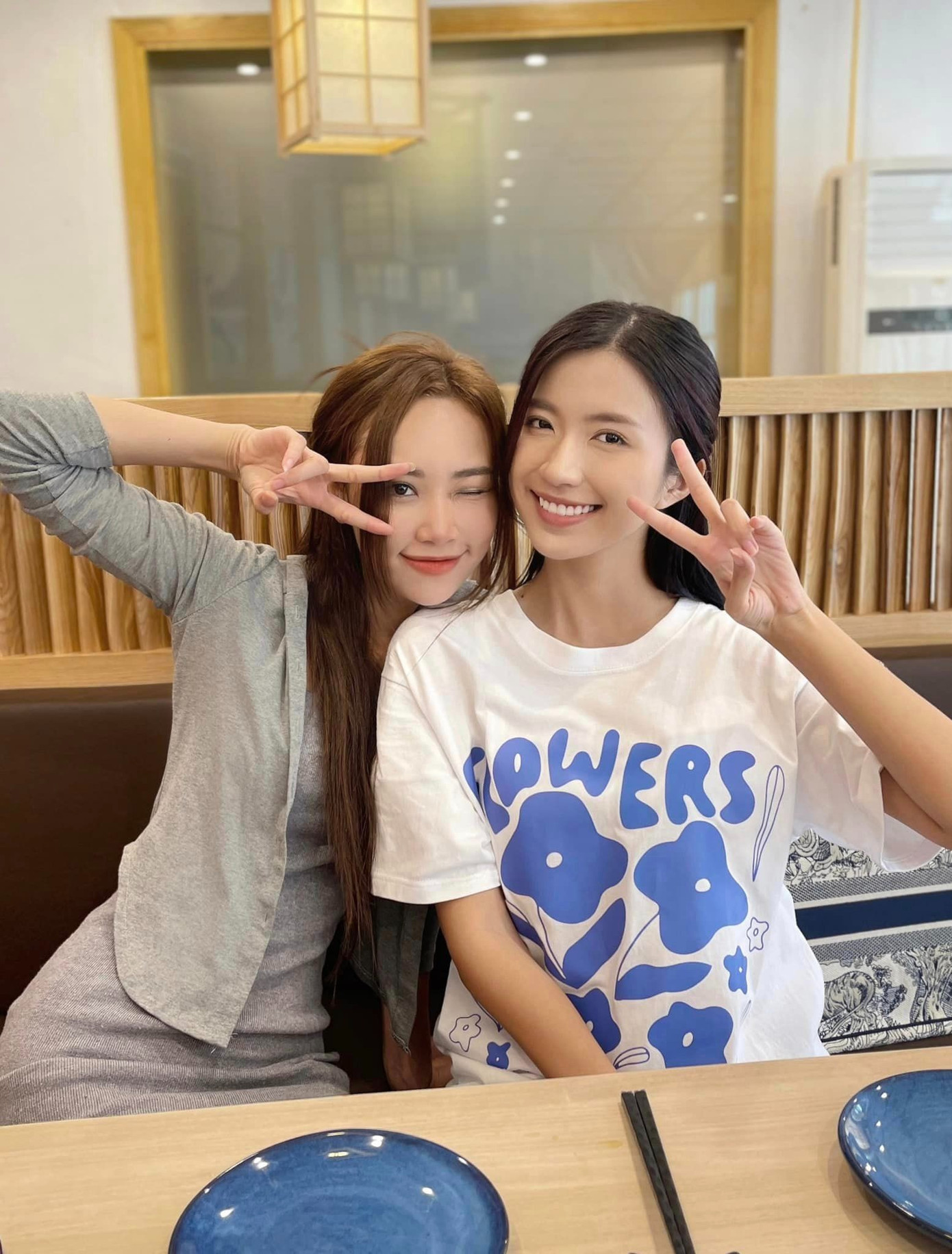 Tranh cãi trên phim là vậy, song ngoài đời Ngọc Huyền và Mai Huê khá thân thiết. Nữ diễn viên chia sẻ nhiều khoảnh khắc diễn tập, đọc kịch bản với Ngọc Huyền trên trang cá nhân.