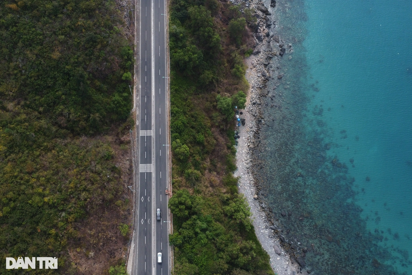 Đường đèo Cù Hin đã được tỉnh Khánh Hòa đầu tư với 4 làn xe, cũng là một địa điểm thu hút nhiều du khách với vẻ đẹp một bên là núi, một bên là biển. Đường đèo Cù Hin đã được tỉnh Khánh Hòa đầu tư với 4 làn xe, cũng là một địa điểm thu hút nhiều du khách với vẻ đẹp một bên là núi, một bên là biển.