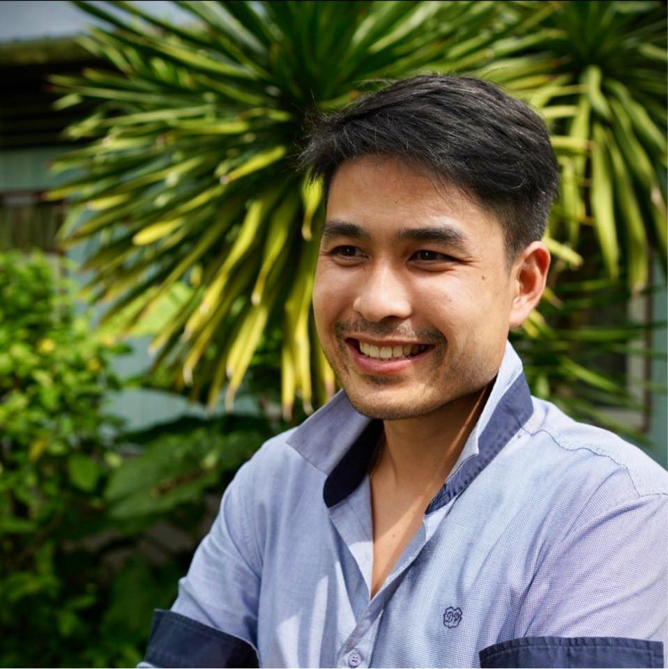 Vị hôn phu của Nong Poy là doanh nhân, người thừa kế của Ban Ar Jor - bảo tàng, nhà hàng, quán cà phê nổi tiếng ở tỉnh Phuket, Thái Lan. Cô quen anh cách đây 20 năm trước, khi chưa phẫu thuật chuyển giới. Bố mẹ hai bên cũng biết nhau. Oak là anh trai bạn thân Nong Poy, thời điểm này họ chỉ kết nối với nhau thông qua Facebook. Vị hôn phu của Nong Poy là doanh nhân, người thừa kế của Ban Ar Jor - bảo tàng, nhà hàng, quán cà phê nổi tiếng ở tỉnh Phuket, Thái Lan. Cô quen anh cách đây 20 năm trước, khi chưa phẫu thuật chuyển giới. Bố mẹ hai bên cũng biết nhau. Oak là anh trai bạn thân Nong Poy, thời điểm này họ chỉ kết nối với nhau thông qua Facebook.