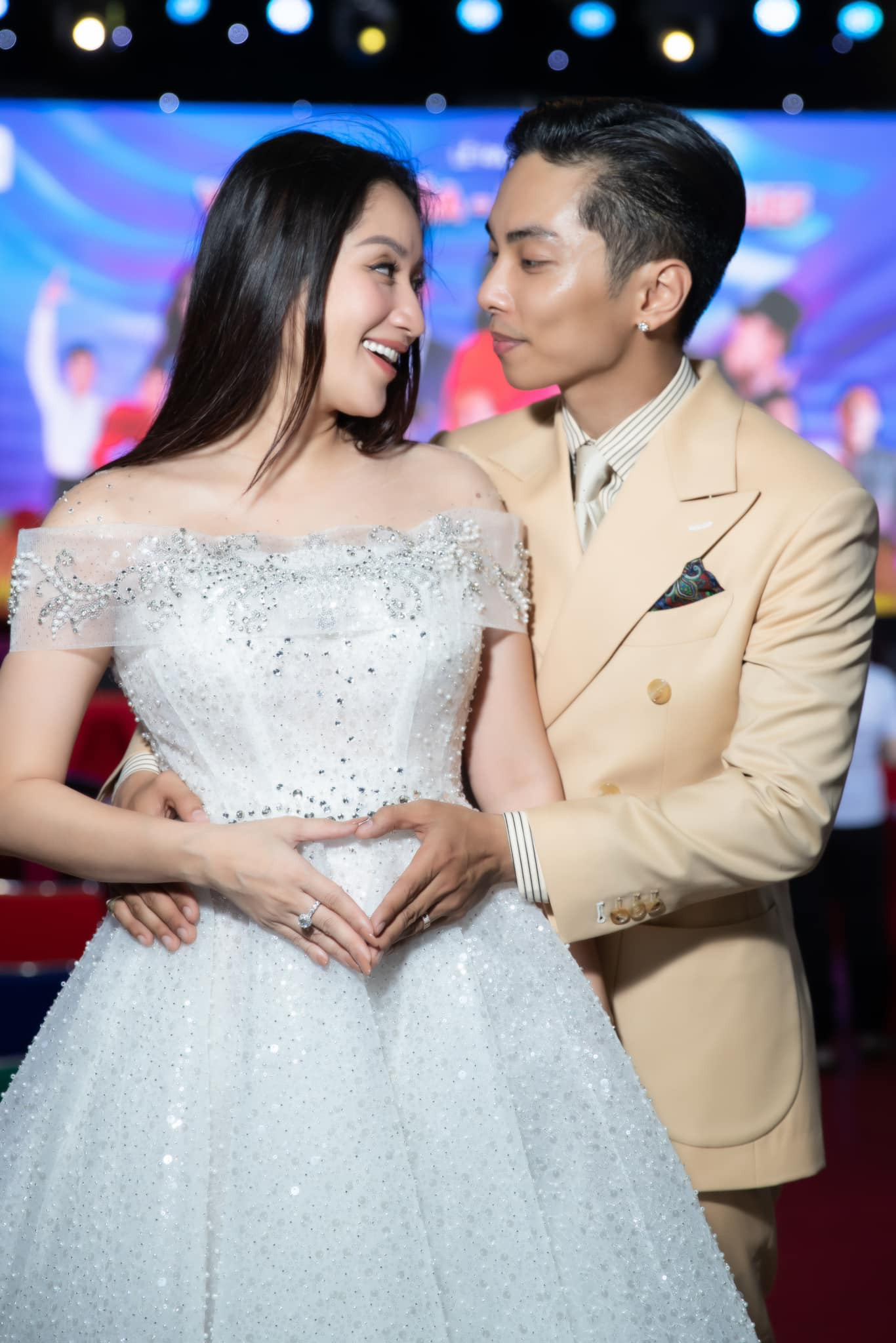 Khánh Thi cùng Phan Hiển tại buổi bổ nhiệm làm Viện trưởng Viện Văn hóa Nghệ thuật, ĐH Kinh tế Tài Chính TP.HCM. Ảnh: NVCC.