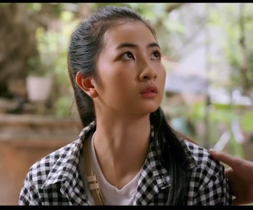 Mâu thuẫn của Hoài (Trần Vân) và cô bạn thân xưởng may Thoan (Linh Chi) là những tình tiết hút khán giả trong những tập gần đây của Làng trong phố. Thoan giận Hoài vì không cho cô vay tiền về chữa bệnh cho bố, trong khi Hoài nghi ngờ mẹ kế của Thoan cố tình bịa chuyện, lấy tiền đánh cờ bạc. Sau khi nghe được cuộc trò chuyện của hai vợ chồng Hoài, Thoan hiểu lầm, giận bạn. Cô đến quán nước chị Lệ vay 3 triệu đồng với lãi suất 100.000 đồng/ngày trả nợ cho Hoài, đồng thời tuyên bố với Hoài từ nay không bạn bè gì hết.