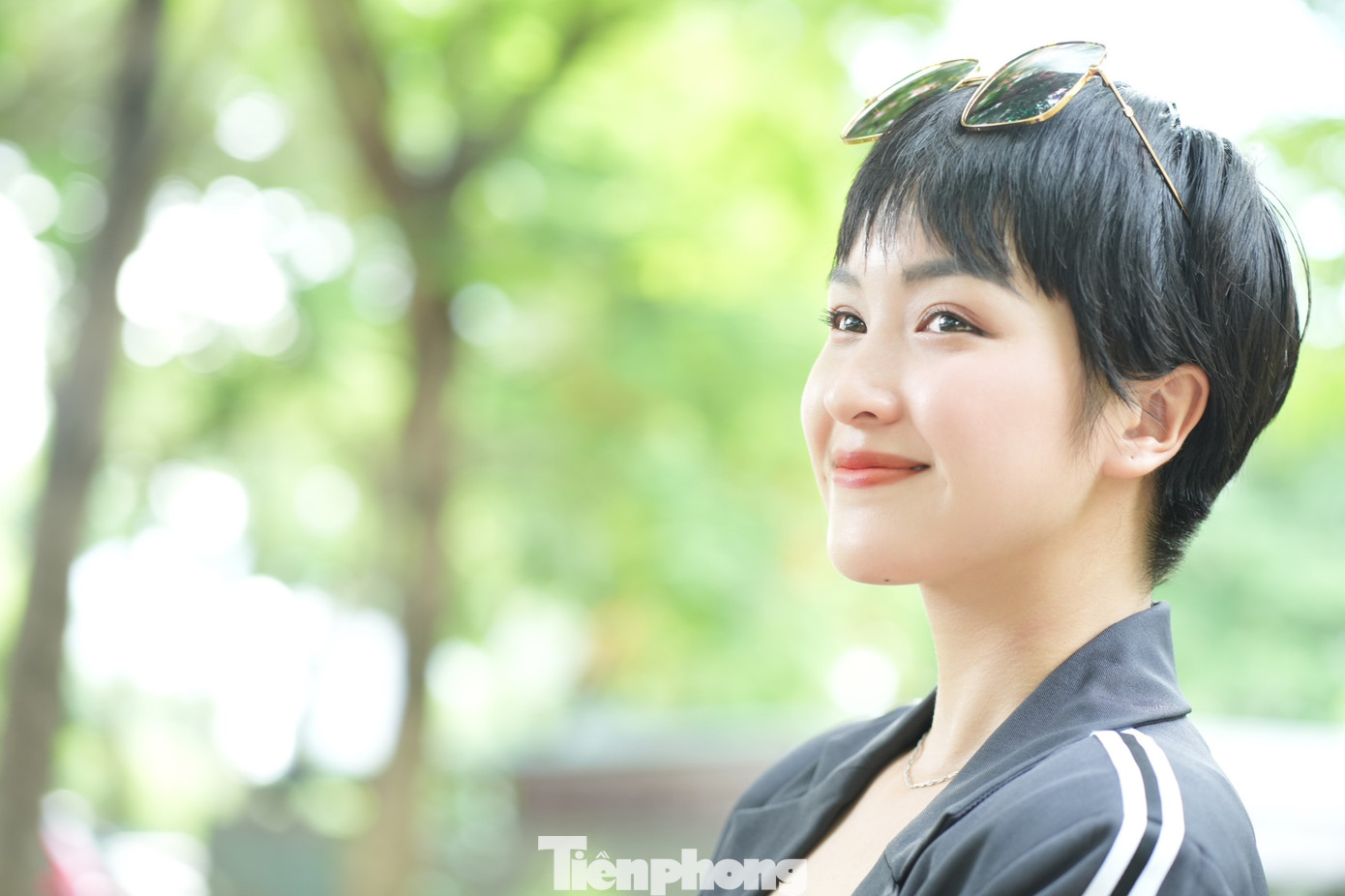 Nổi tiếng từ khi còn bé khi tham gia chương trình VietNam's Got Talent 2015, Thục Anh sau đó tạm gác lại đam mê nghệ thuật tập trung vào việc học. Nhìn lại hành trình của mình, diễn viên không hối tiếc mà cho đây là khoảng lặng để cô tạo bước đà, gặt hái được nhiều điều mới: “Tôi không hối tiếc bởi như vậy sẽ không có Thục Anh ngày hôm nay, tất cả điều xảy ra trong quá khứ đều có lý do. Nếu dấn thân vào con đường nghệ thuật sớm, tôi sẽ không có thời gian đằm xuống nhìn nhận mình cần hoàn thiện gì cho tương lai. Tôi cảm ơn những gì xảy ra trong quá khứ vì đấy là bước đà, tạo cú hích để tôi quay lại với nghệ thuật và đang được mọi người đón nhận ở vai trò diễn viên”. Ảnh: Trọng Quân. Nổi tiếng từ khi còn bé khi tham gia chương trình VietNam's Got Talent 2015, Thục Anh sau đó tạm gác lại đam mê nghệ thuật tập trung vào việc học. Nhìn lại hành trình của mình, diễn viên không hối tiếc mà cho đây là khoảng lặng để cô tạo bước đà, gặt hái được nhiều điều mới: “Tôi không hối tiếc bởi như vậy sẽ không có Thục Anh ngày hôm nay, tất cả điều xảy ra trong quá khứ đều có lý do. Nếu dấn thân vào con đường nghệ thuật sớm, tôi sẽ không có thời gian đằm xuống nhìn nhận mình cần hoàn thiện gì cho tương lai. Tôi cảm ơn những gì xảy ra trong quá khứ vì đấy là bước đà, tạo cú hích để tôi quay lại với nghệ thuật và đang được mọi người đón nhận ở vai trò diễn viên”. Ảnh: Trọng Quân.