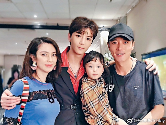 Vợ chồng Hồng Hân và hai con khi còn hạnh phúc. Con trai của Hồng Hân và Mạc Thiếu Thông đổi sang họ bố dượng Trương Đan Phong. Ảnh: Weibo.