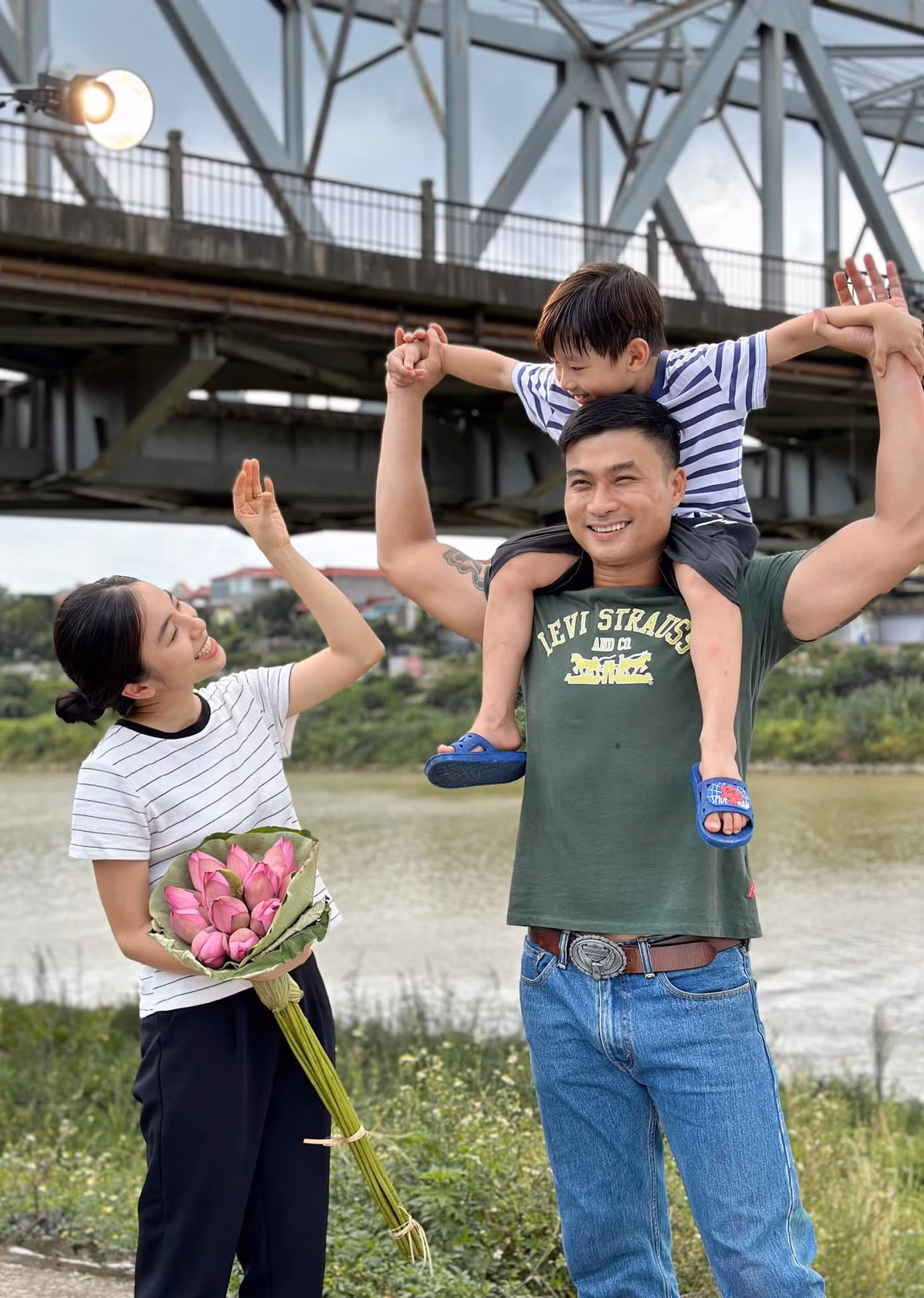 Nhân vật Hoài gồng gánh kinh tế cho gia đình bởi chồng mới lên thành phố, chưa có việc làm ổn định. Cô gắng sức tăng ca, kiếm thêm chút ít, không có thời gian cho bản thân. Khi được Hiếu rủ ra ngoài ăn, Hoài từ chối vì muốn tiết kiệm. Ngay cả khi chồng muốn tặng váy, cô cũng lo sợ bị mua đắt.