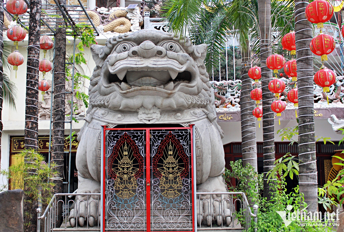 Kỳ lân đá khổng lồ được tạc từ đá hoa cương. Kỳ lân đá khổng lồ được tạc từ đá hoa cương.